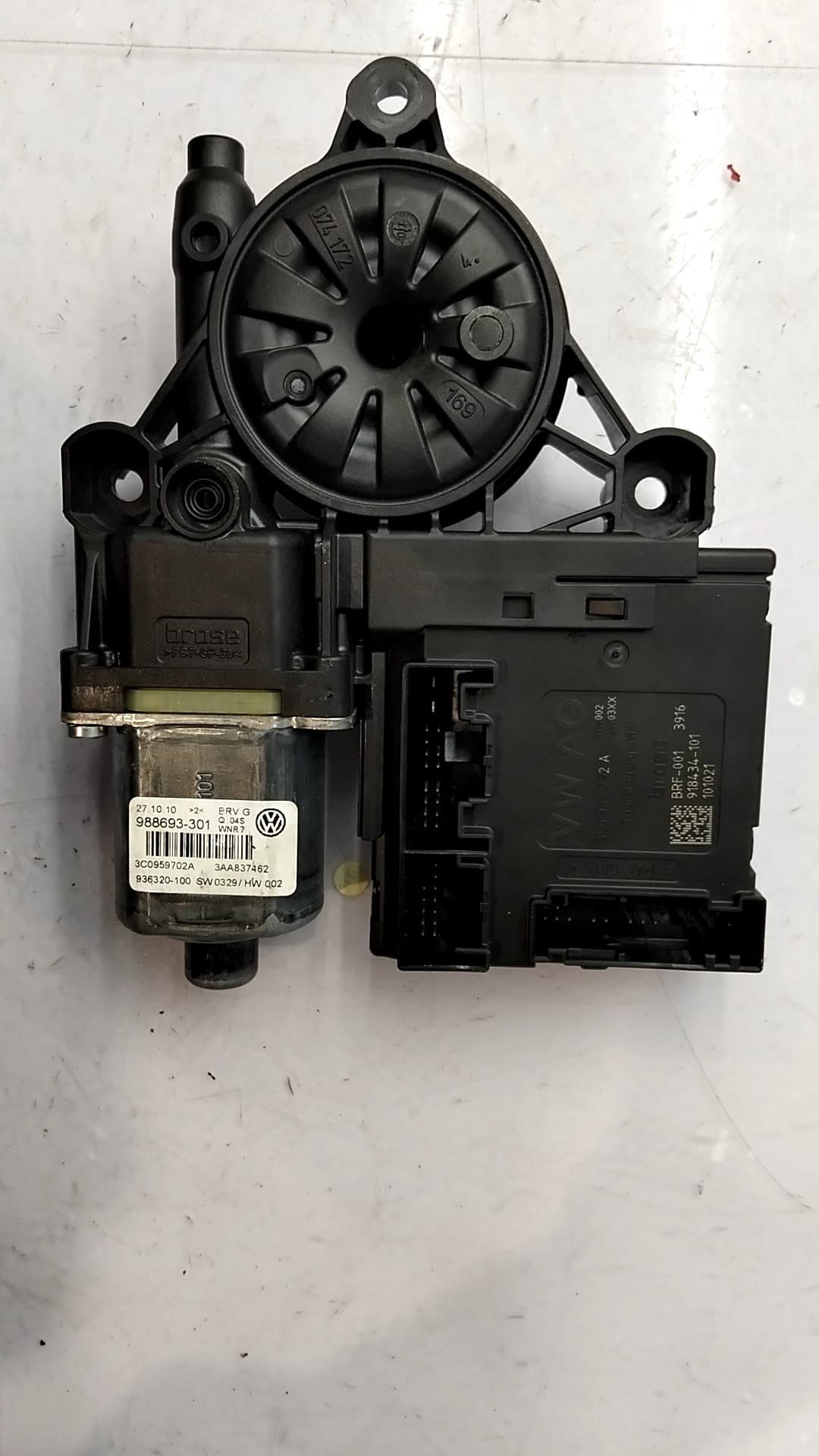 Motor elevalunas delantero izquierdo VOLKSWAGEN PASSAT BERLINA (3B3) 4