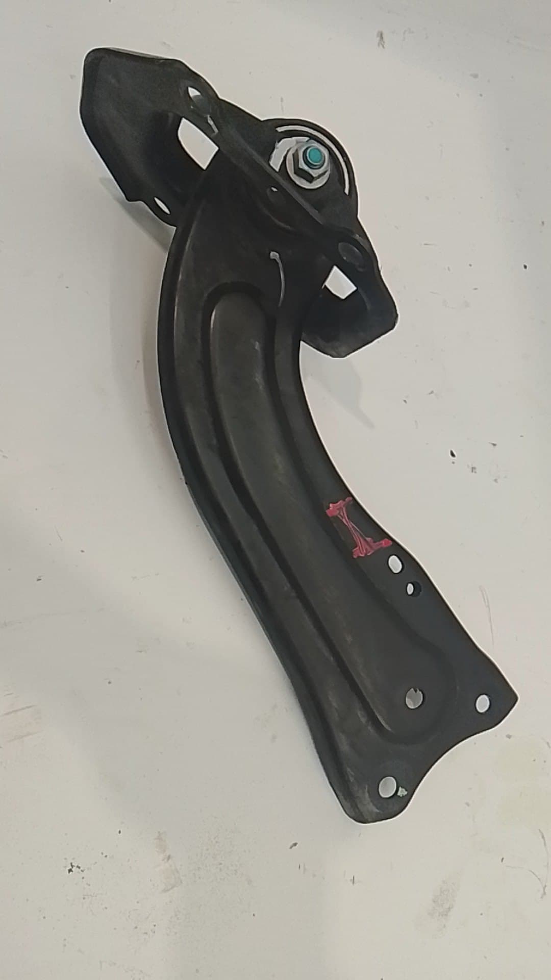 Brazo suspension inferior trasero izquierdo OMODA C5 2