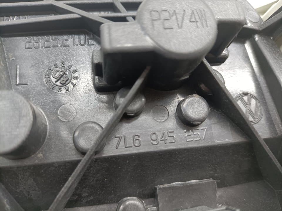 Piloto trasero izquierdo VOLKSWAGEN TOUAREG (7LA) 2