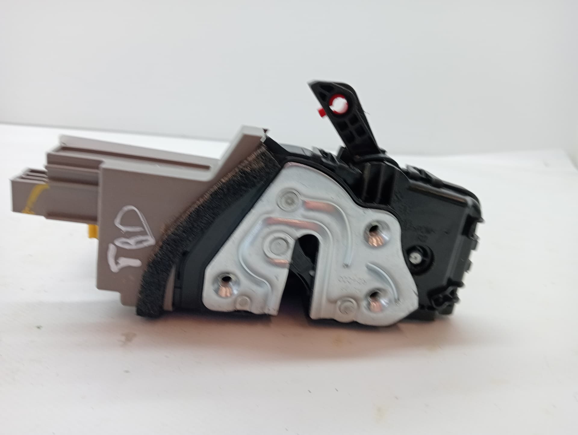 Cerradura puerta trasera derecha KIA XCEED 3