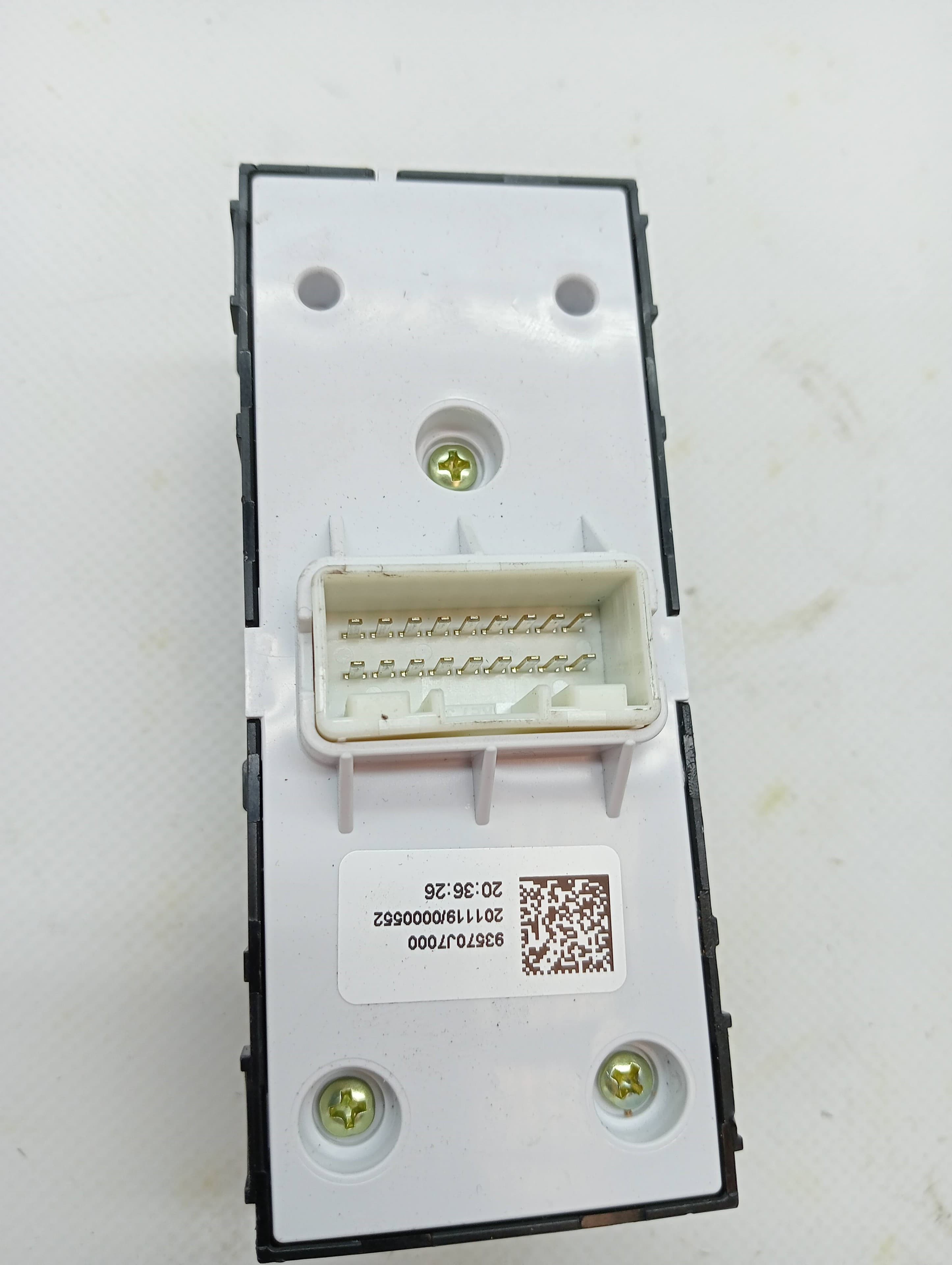Mando elevalunas delantero izquierdo KIA XCEED 3