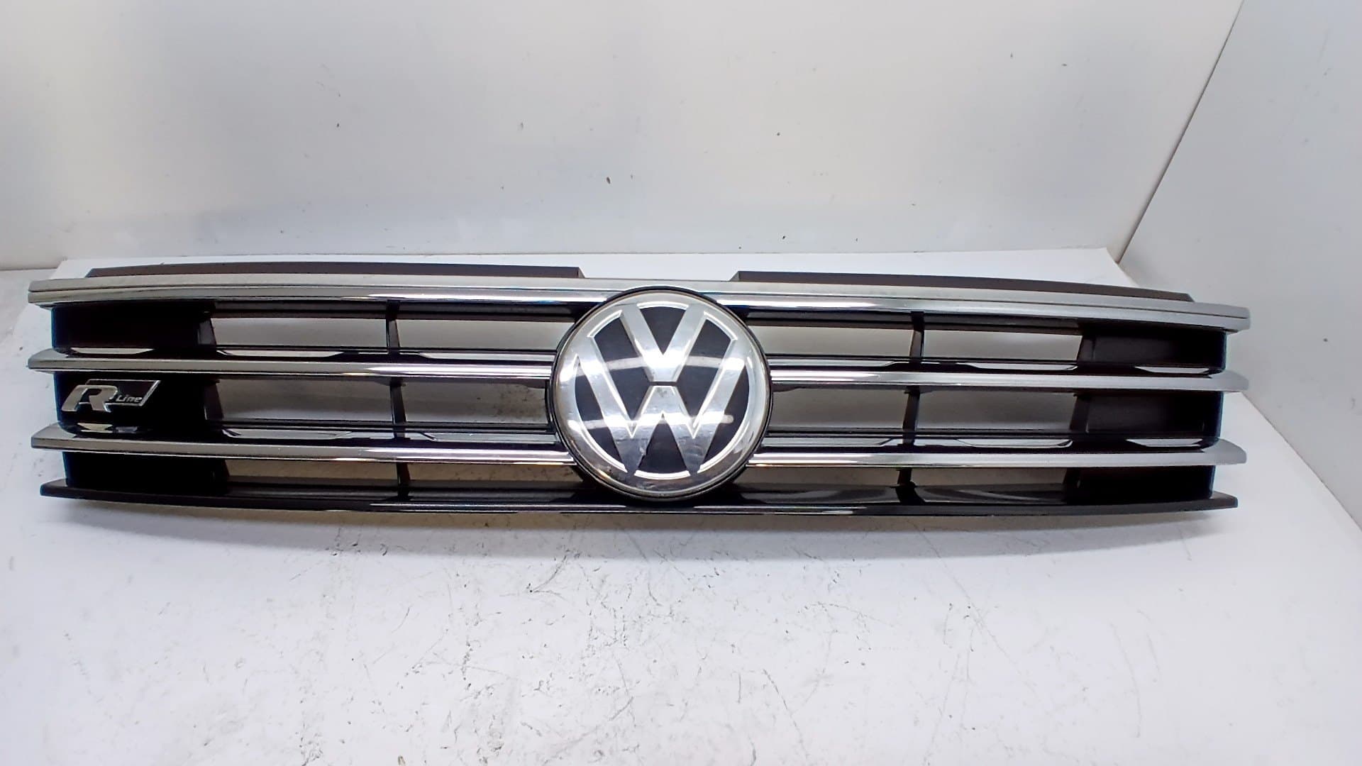 Rejilla delantera VOLKSWAGEN TIGUAN (AX1)