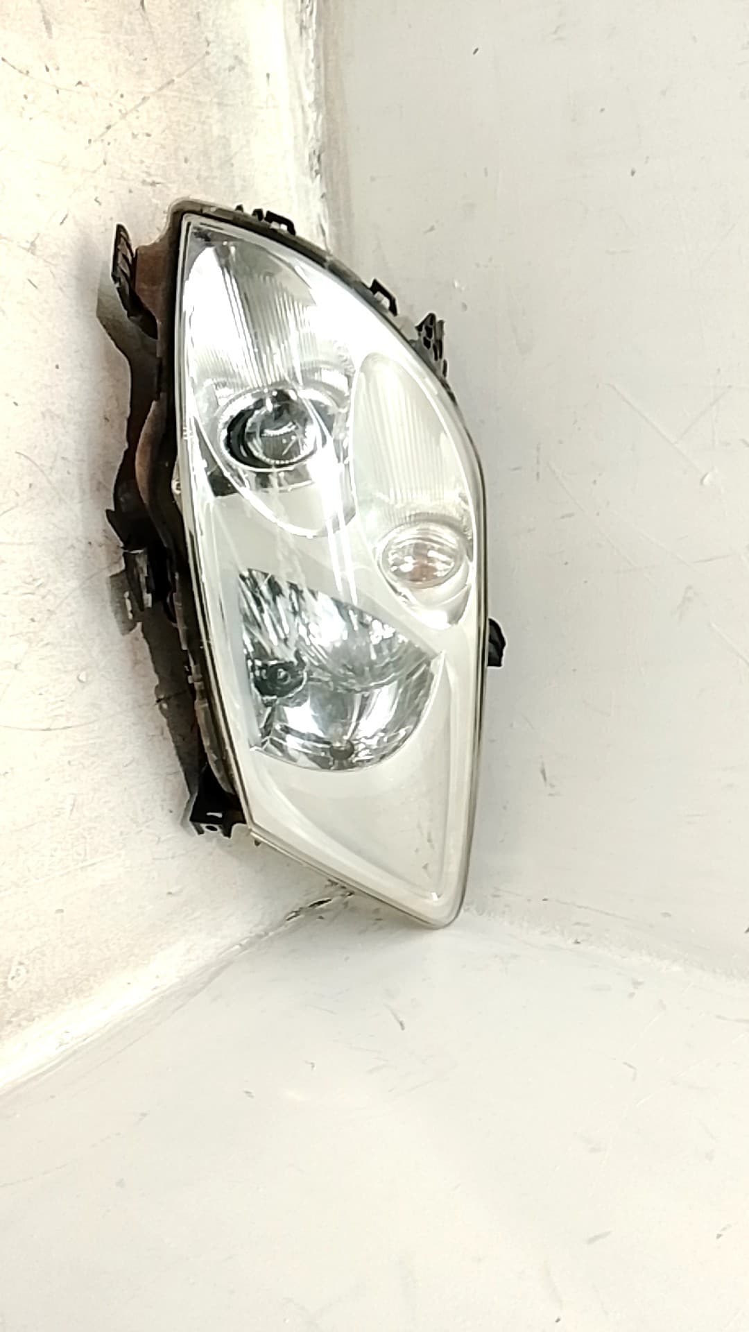 Faro izquierdo TOYOTA AURIS