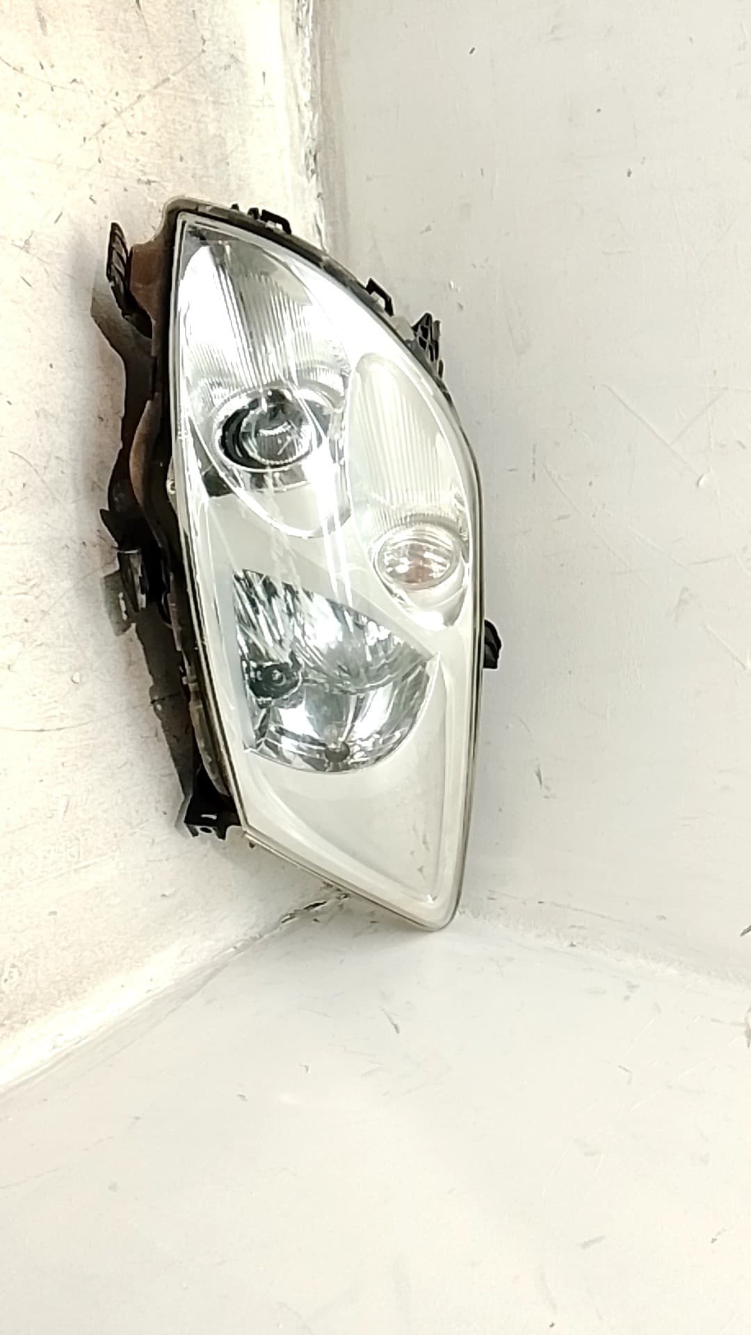 Faro izquierdo TOYOTA AURIS 4