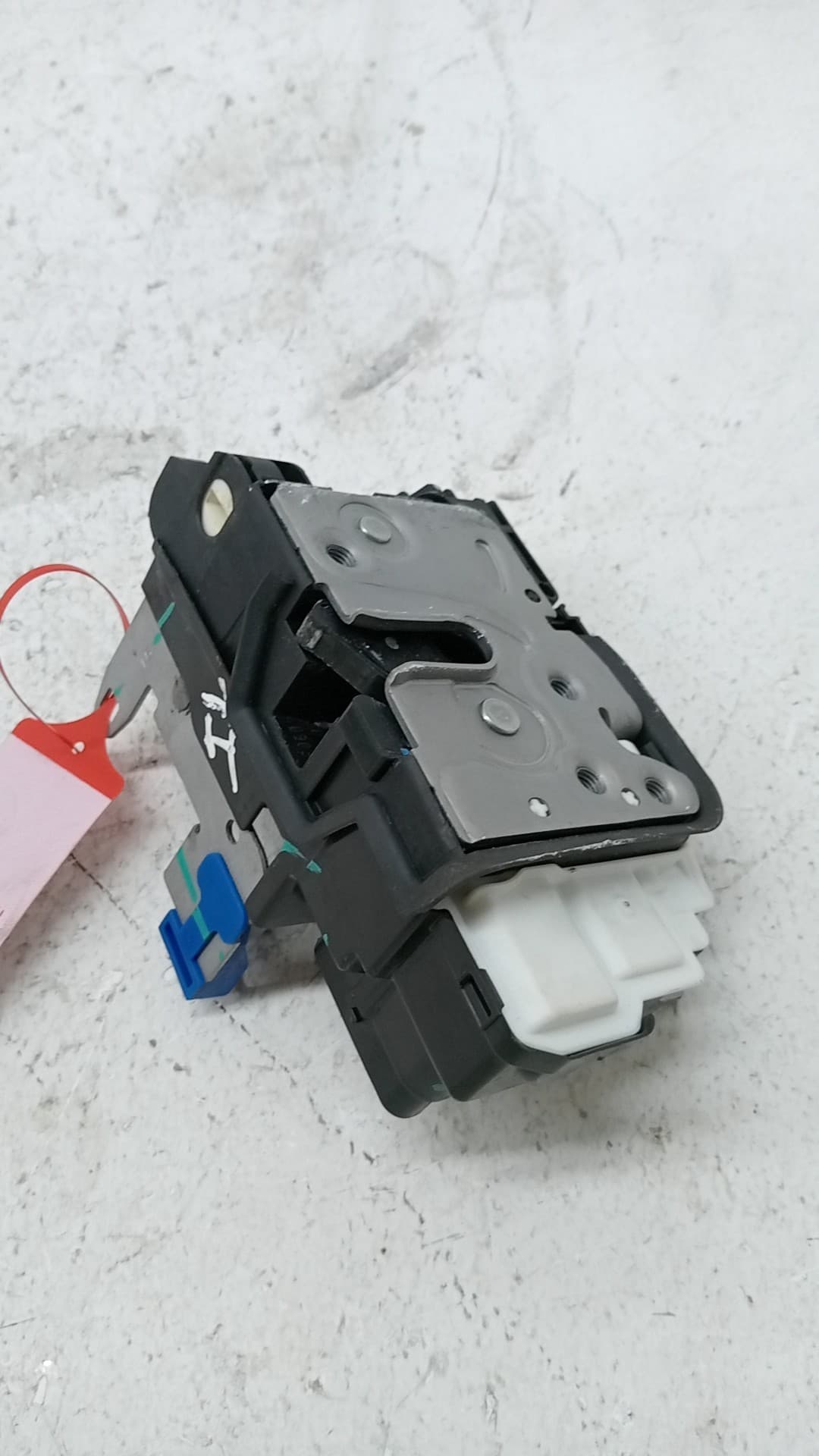 Cerradura puerta trasera izquierda LYNK & CO 01