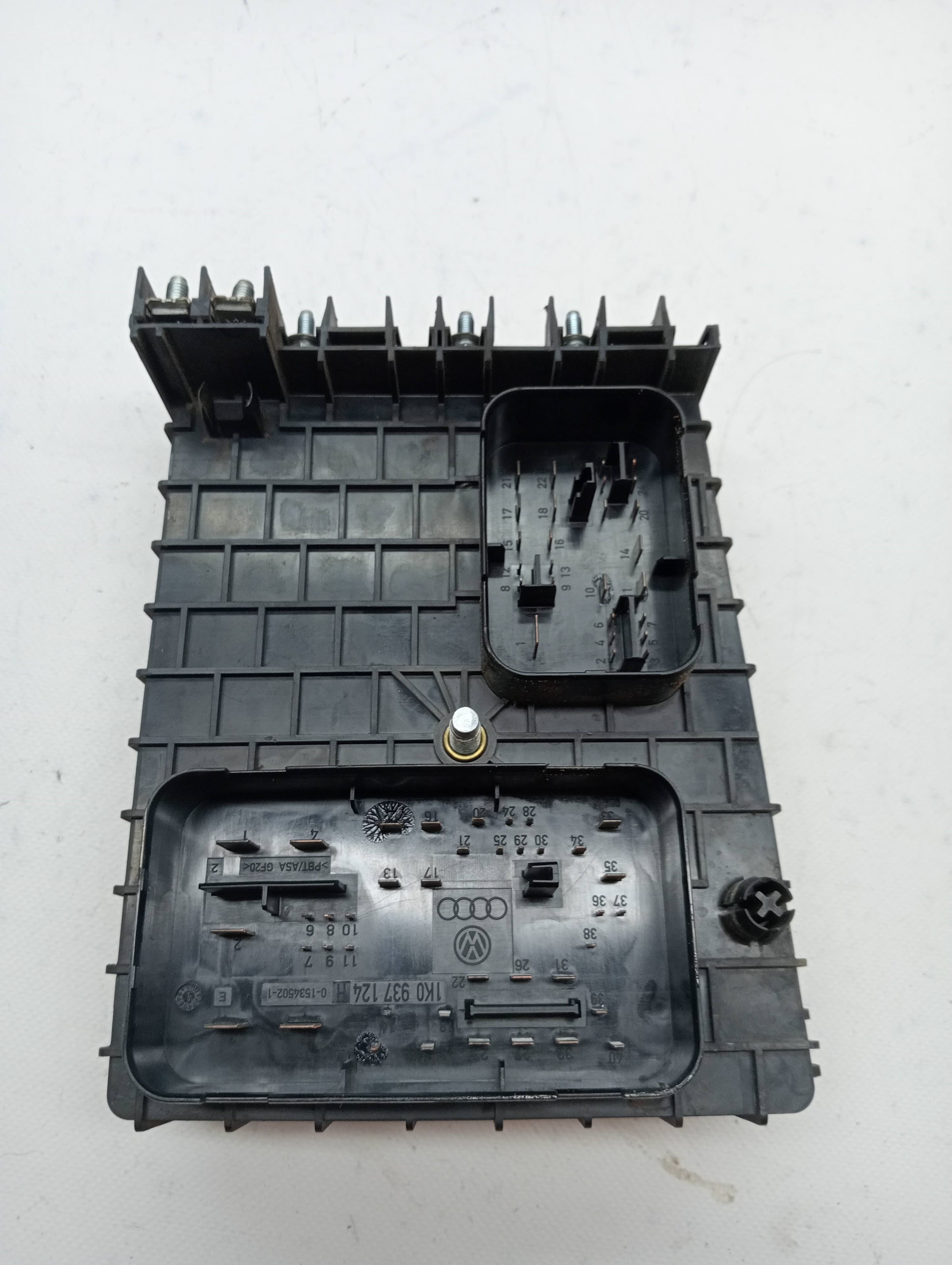 Caja reles / fusibles AUDI A3 (8L) 2