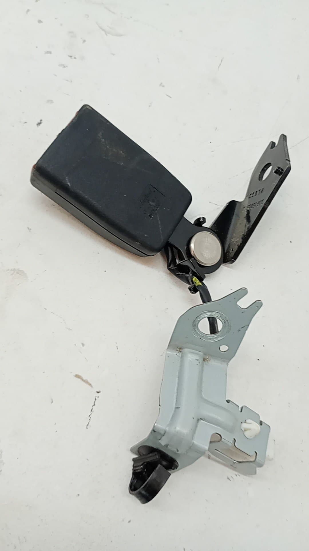 Enganche cinturon trasero izquierdo MAZDA 3 2