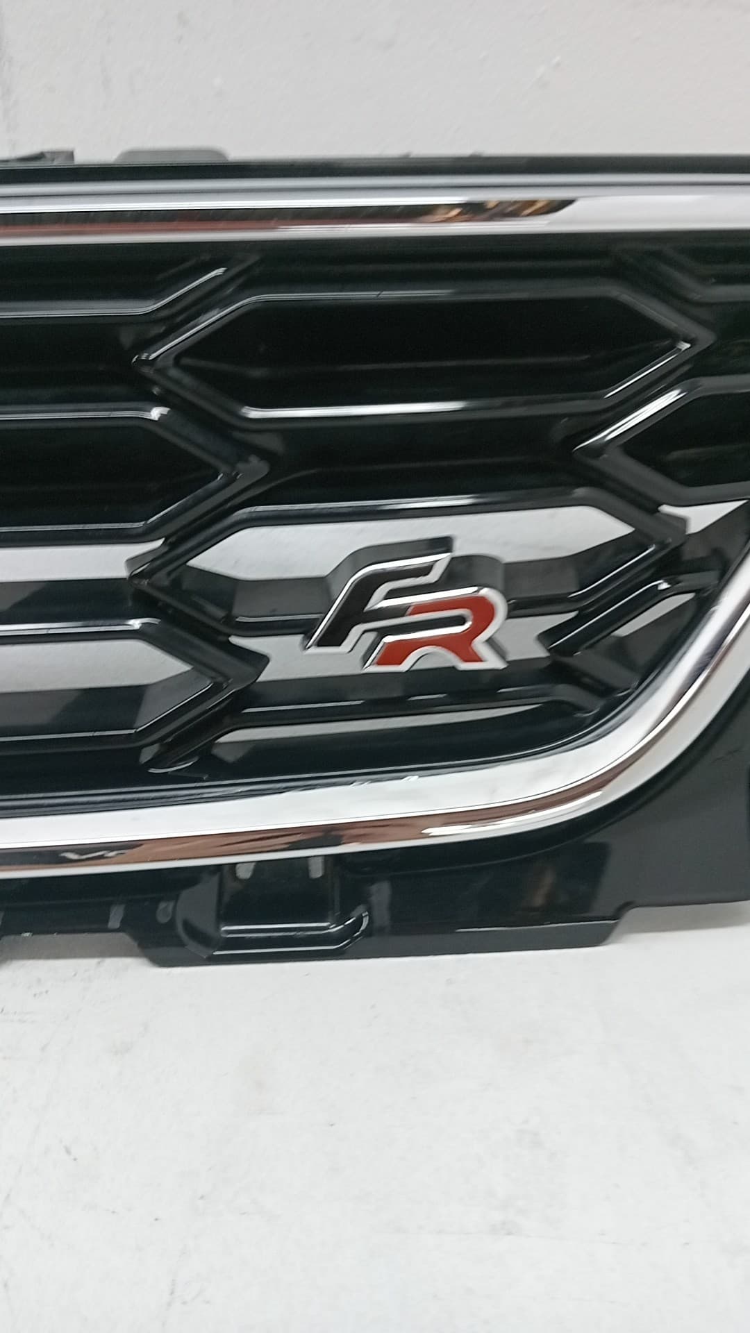 Rejilla delantera SEAT ATECA (KH7) 4
