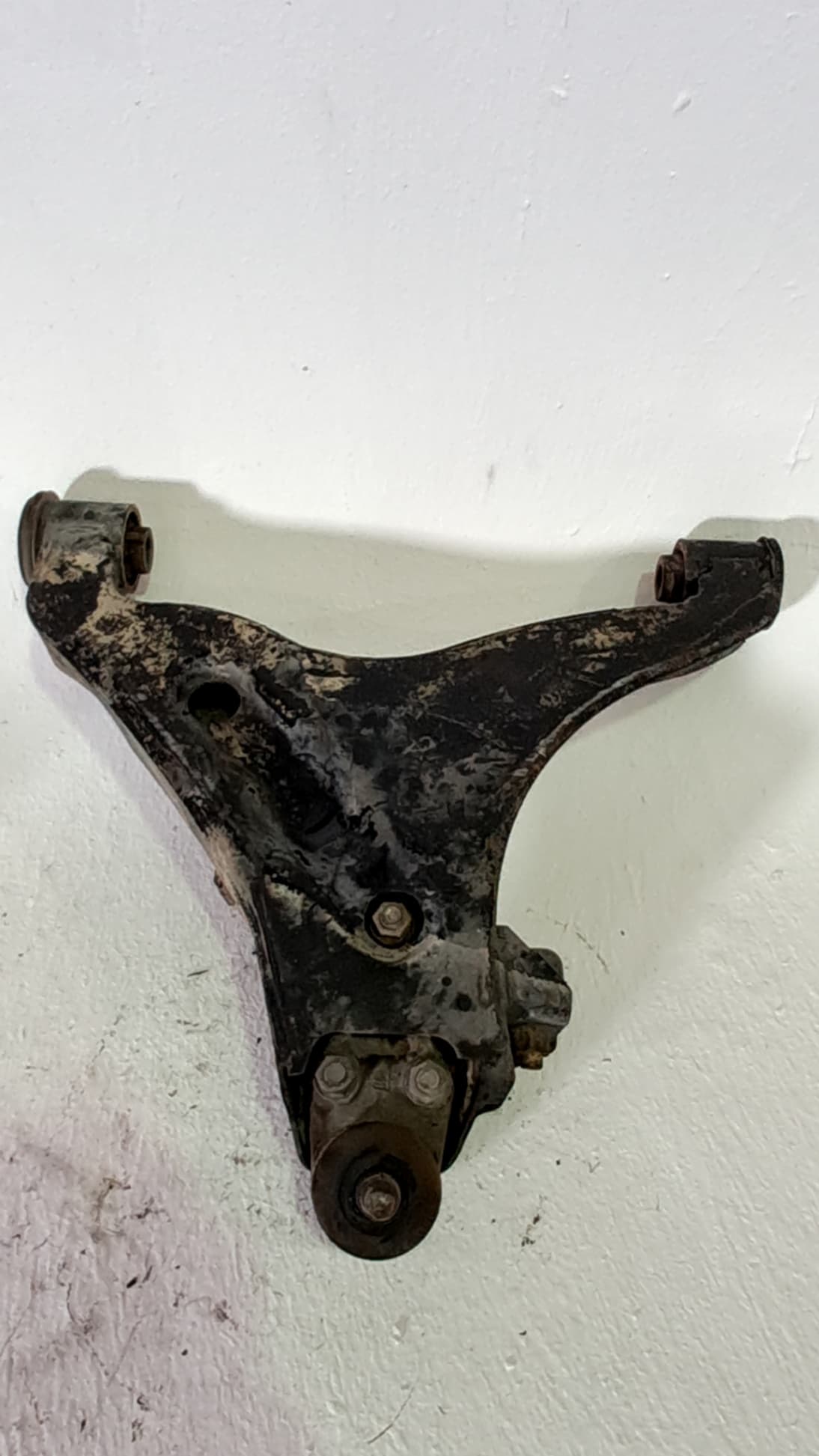 Brazo suspension inferior delantero izquierdo MITSUBISHI MONTERO (V60/V70)