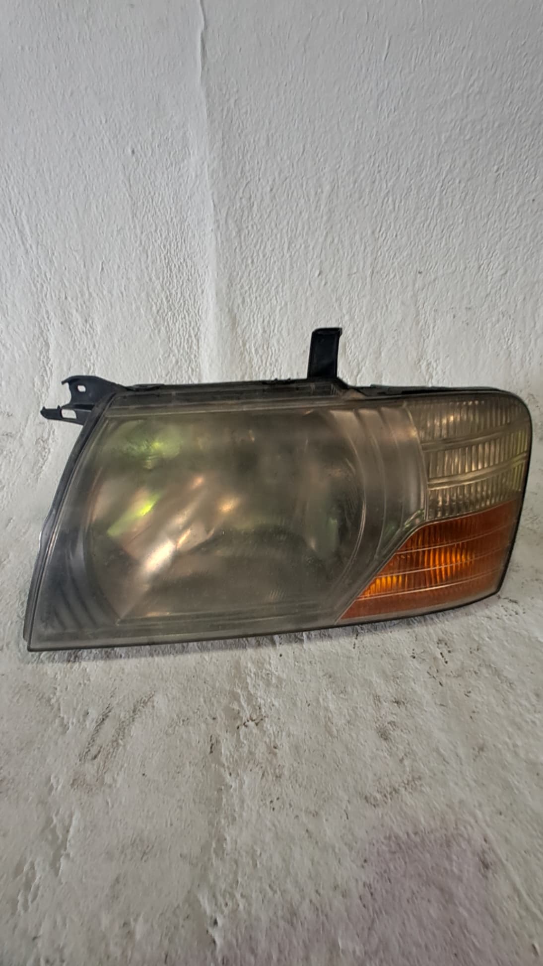 Faro izquierdo MITSUBISHI MONTERO (V60/V70)