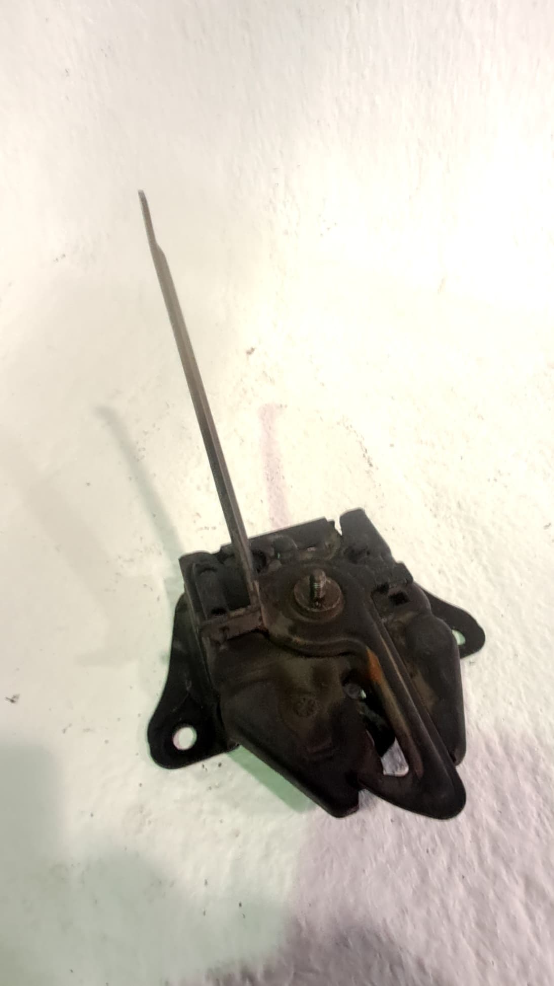 Cerradura capot KIA CARNIVAL 2