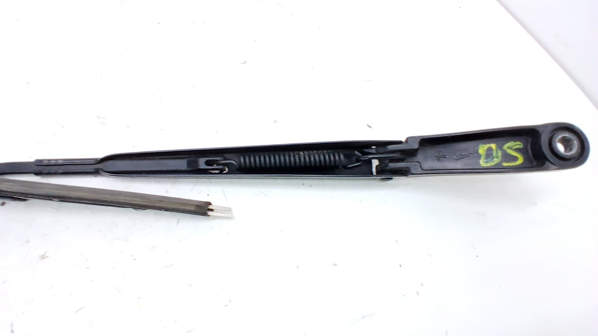 Brazo limpia delantero derecho VOLKSWAGEN AMAROK 2