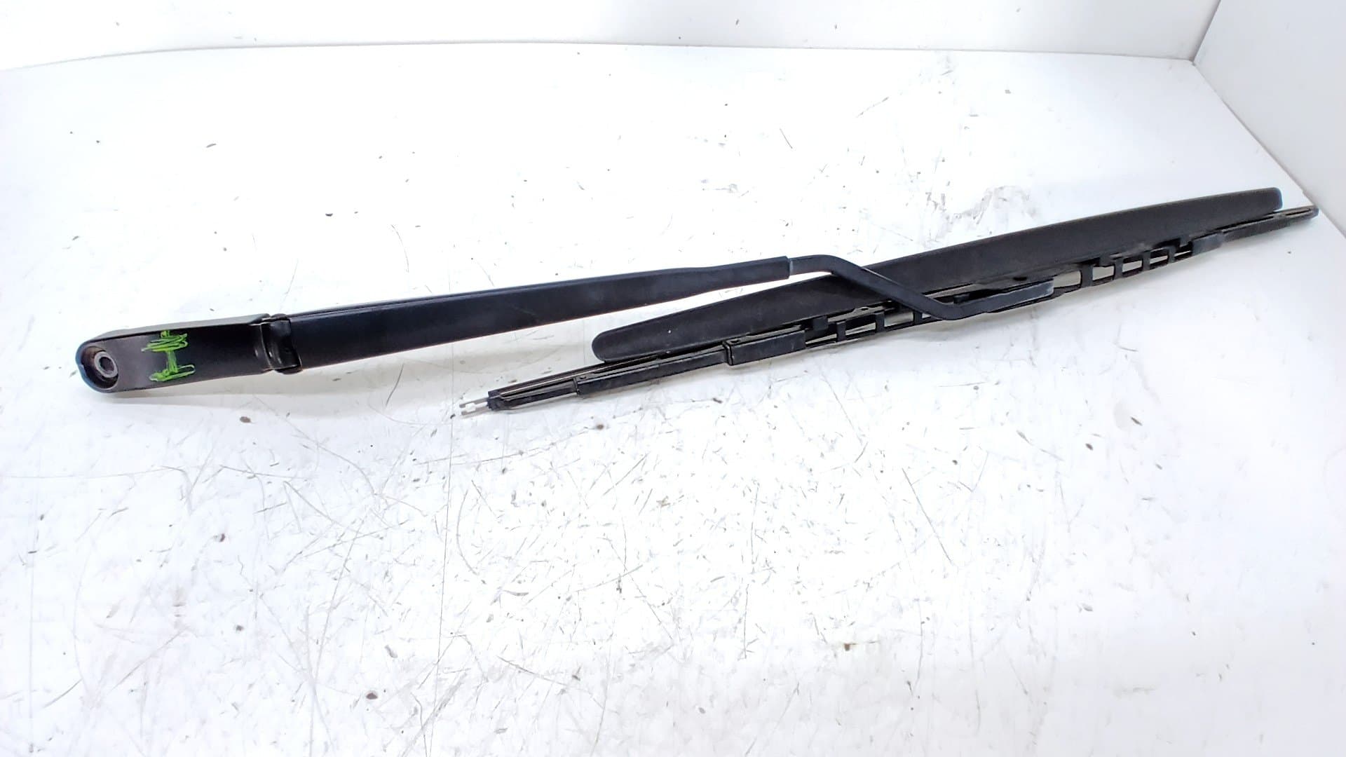 Brazo limpia delantero izquierdo VOLKSWAGEN AMAROK