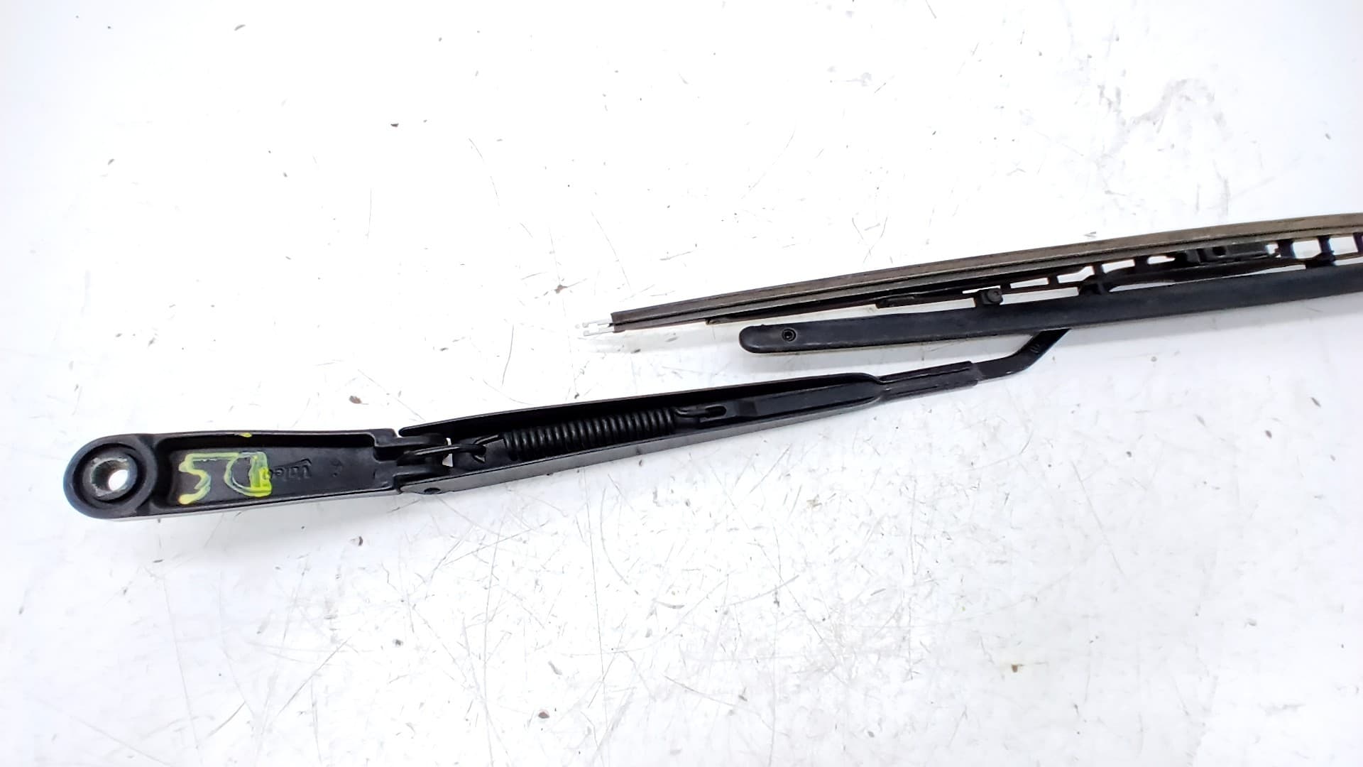 Brazo limpia delantero izquierdo VOLKSWAGEN AMAROK 2