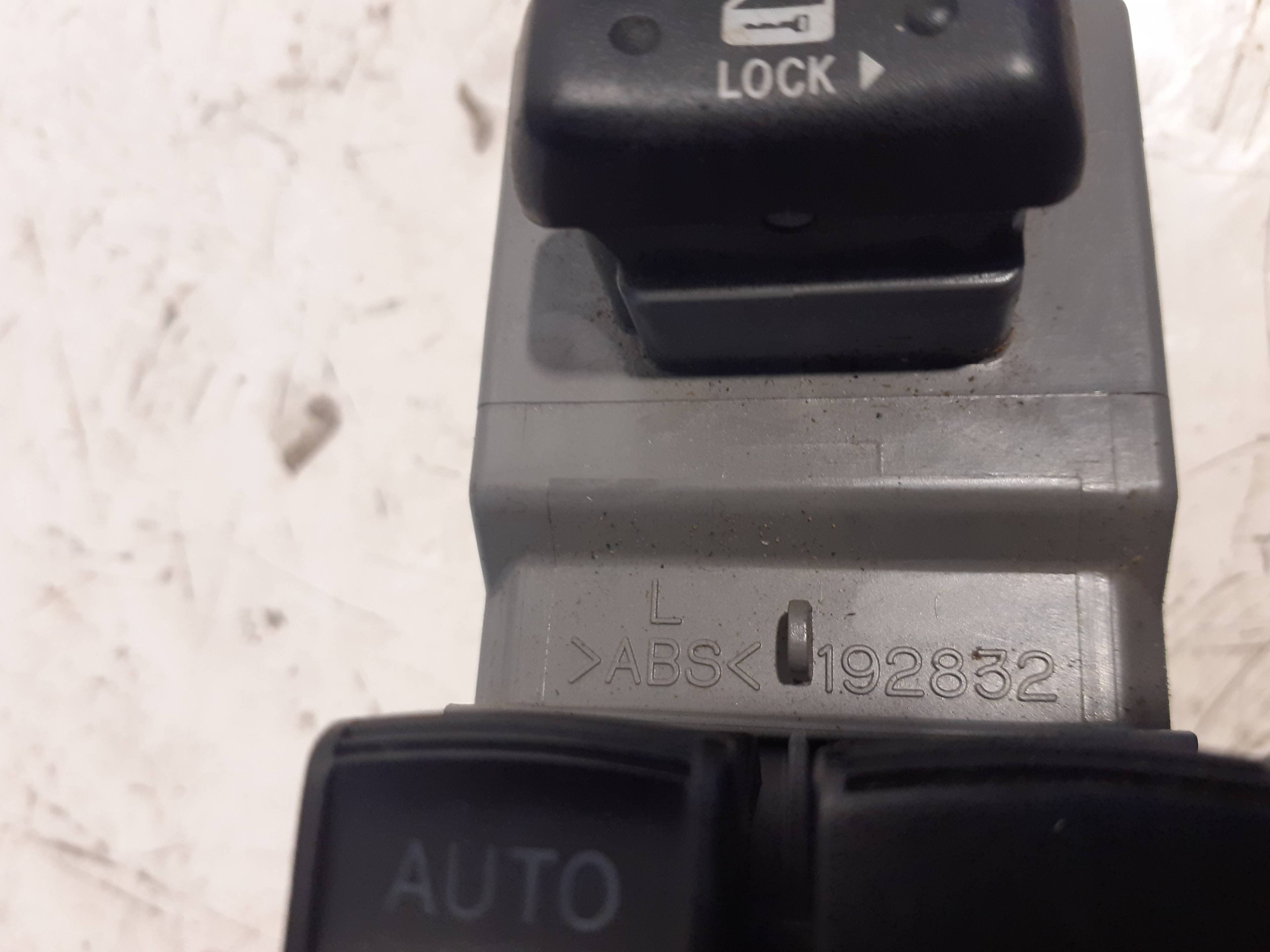 Mando elevalunas delantero derecho TOYOTA YARIS (NCP1/NLP1/SCP1) 2