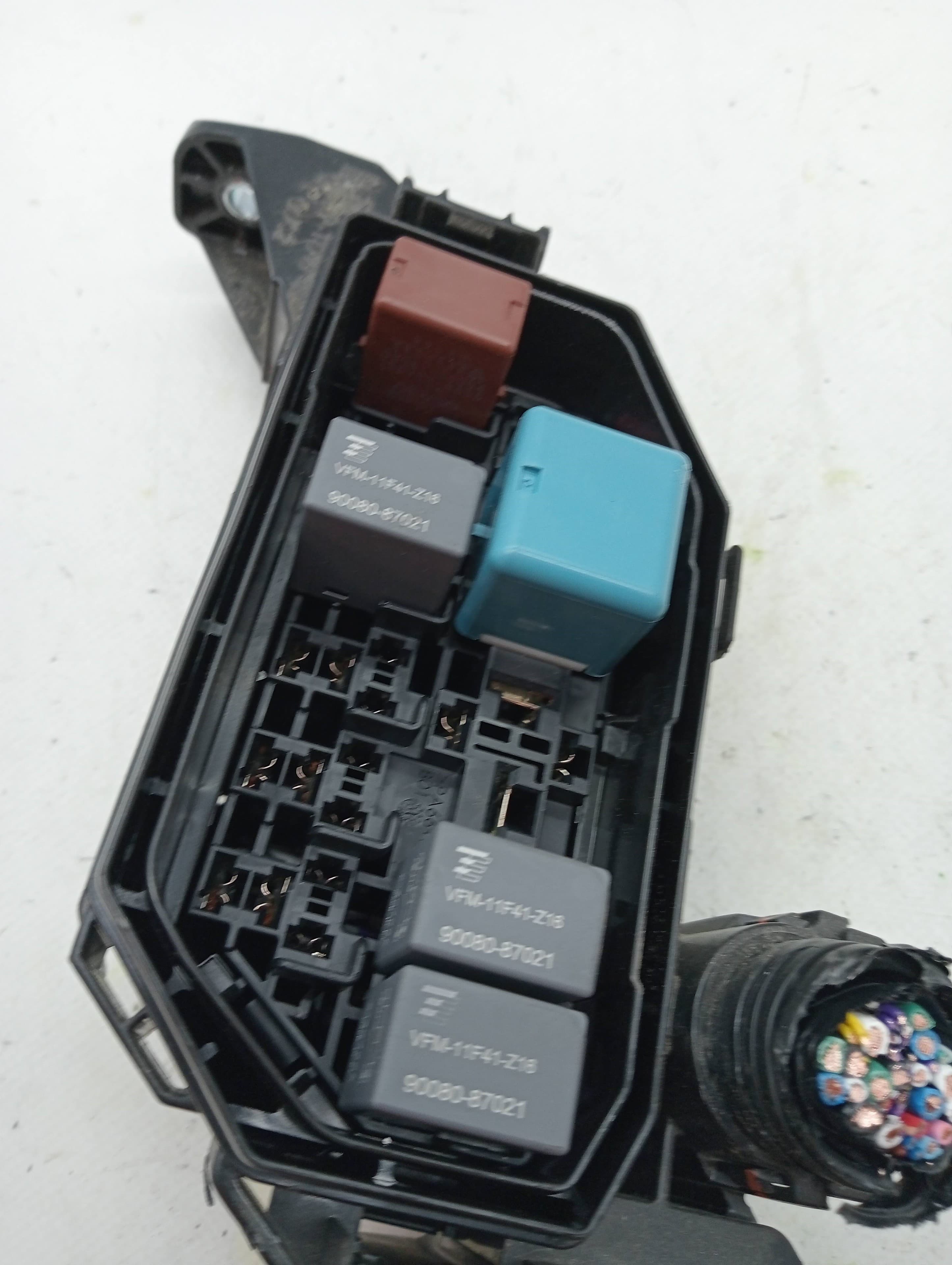 Caja reles / fusibles TOYOTA C-HR