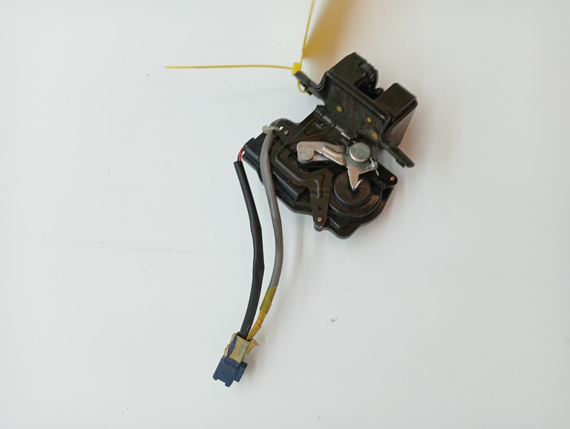 Cerradura maletero / porton TOYOTA COROLLA VERSO (R1) 3