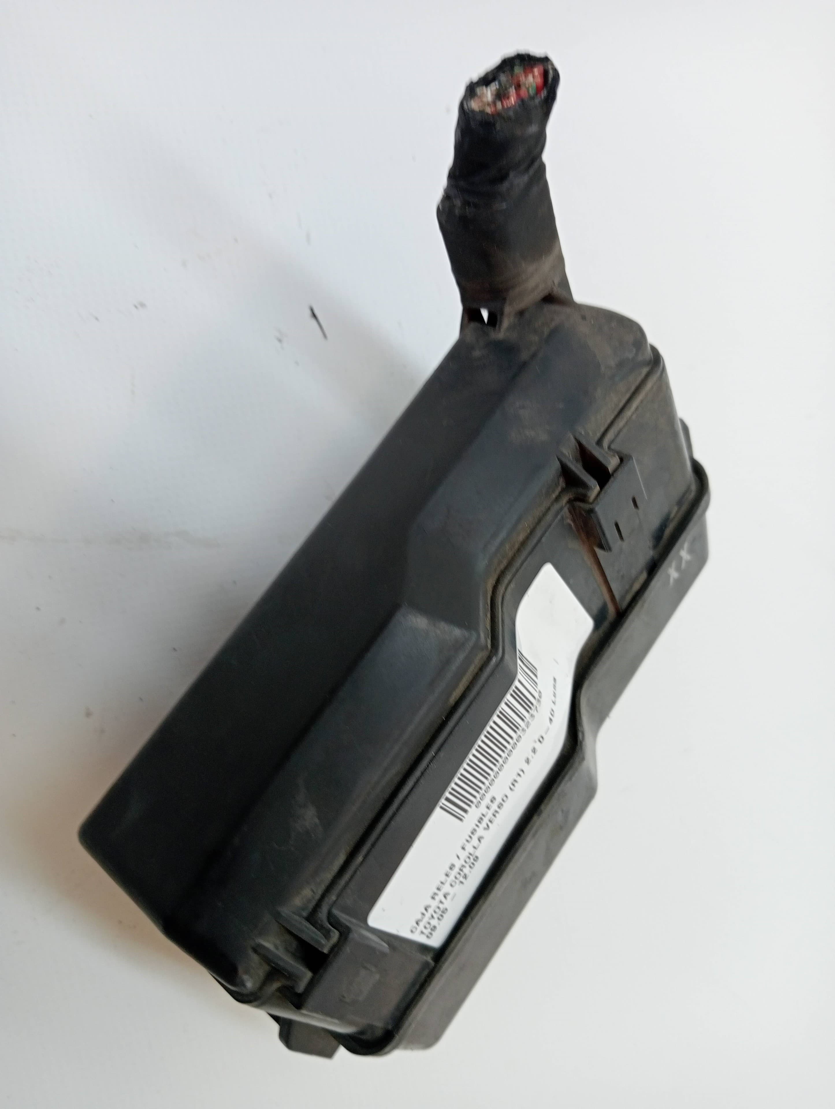 Caja reles / fusibles TOYOTA COROLLA VERSO (R1) 3