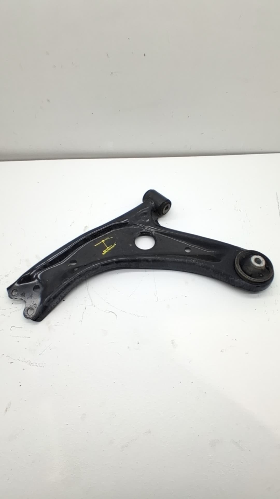 Brazo suspension inferior delantero izquierdo TOYOTA YARIS CROSS
