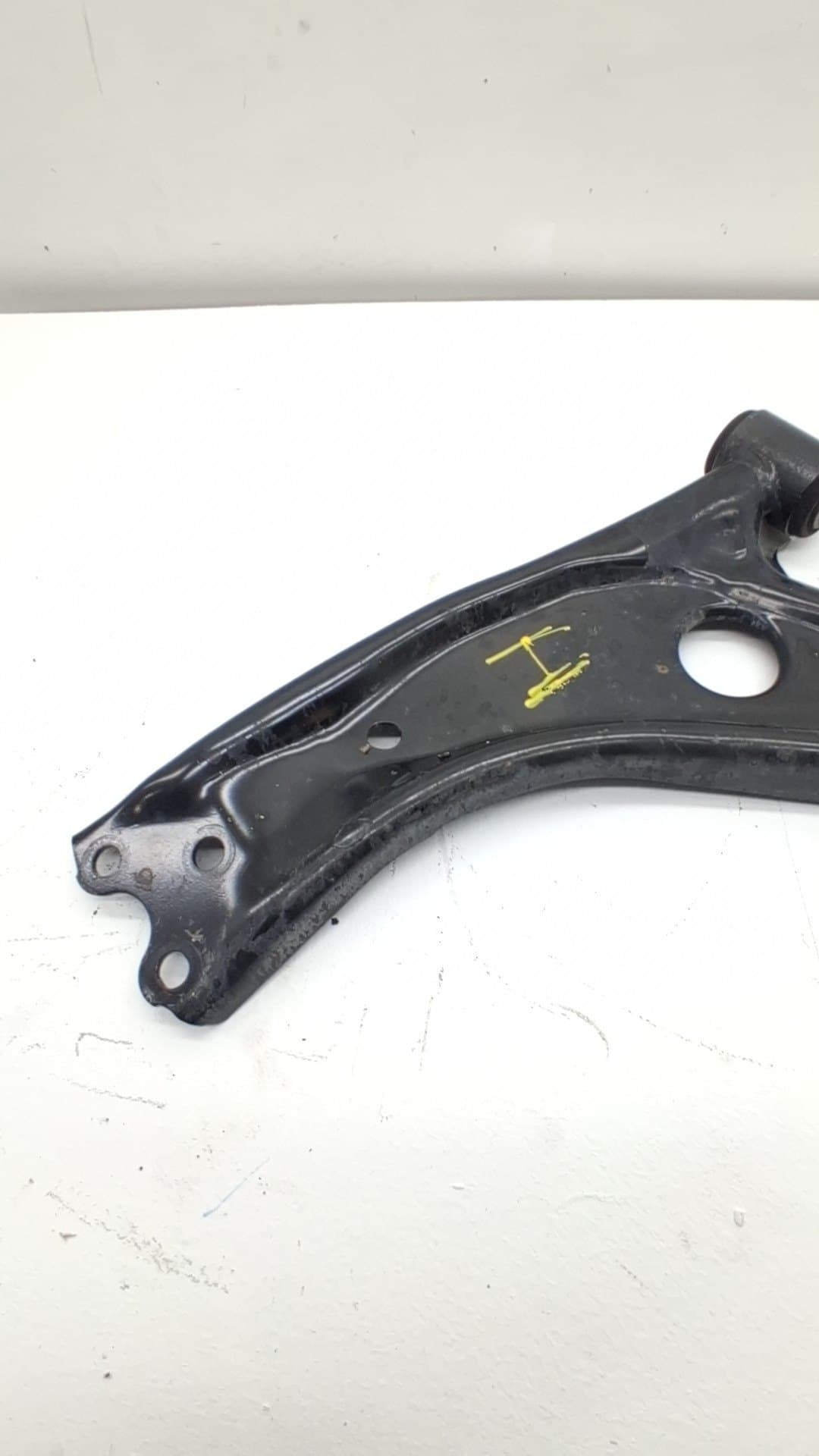Brazo suspension inferior delantero izquierdo TOYOTA YARIS CROSS 4