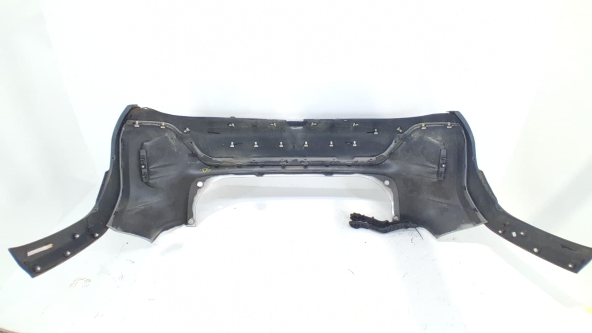 Paragolpes trasero TOYOTA YARIS CROSS 2