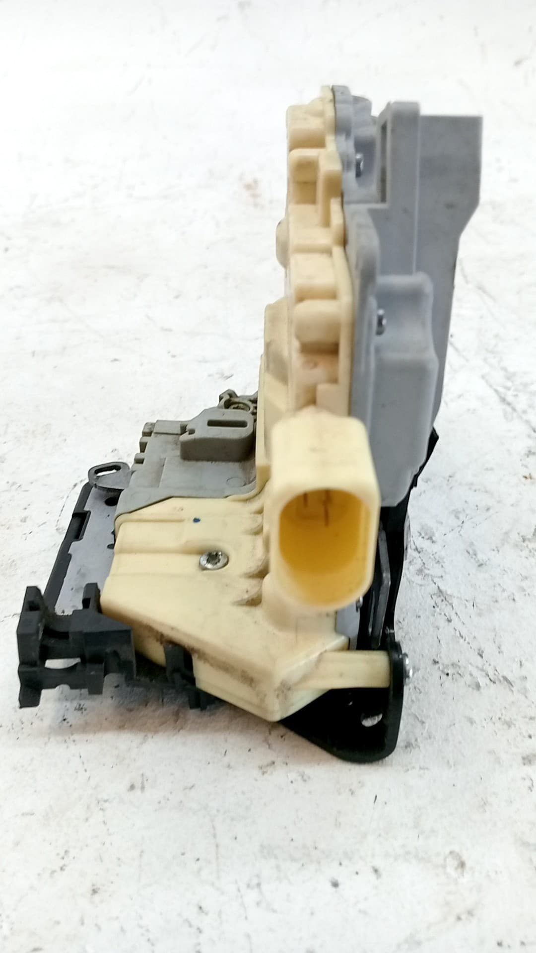 Cerradura puerta delantera derecha VOLKSWAGEN TIGUAN (AX1) 2