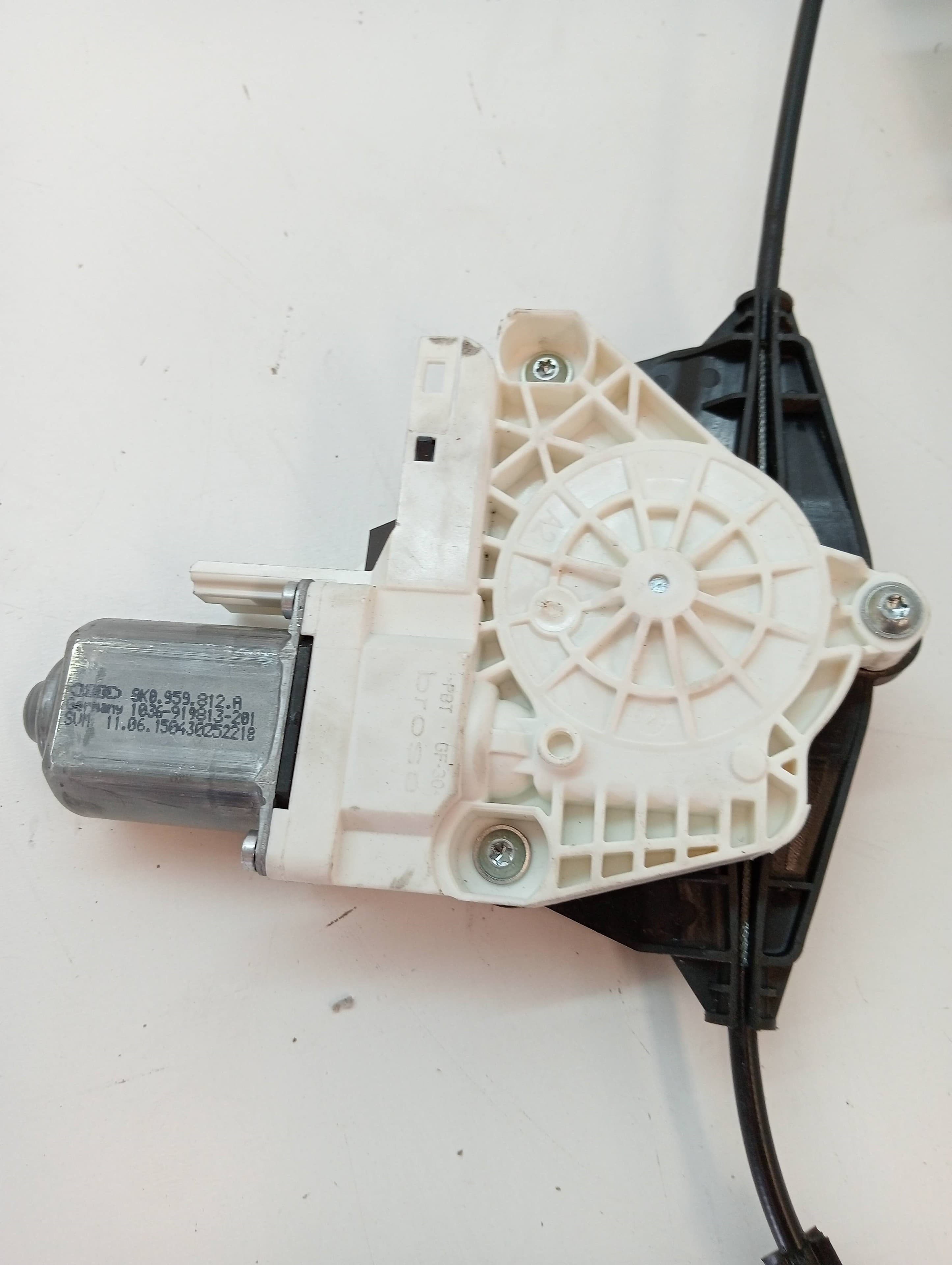 Elevalunas trasero derecho AUDI Q3 (8UG) 2