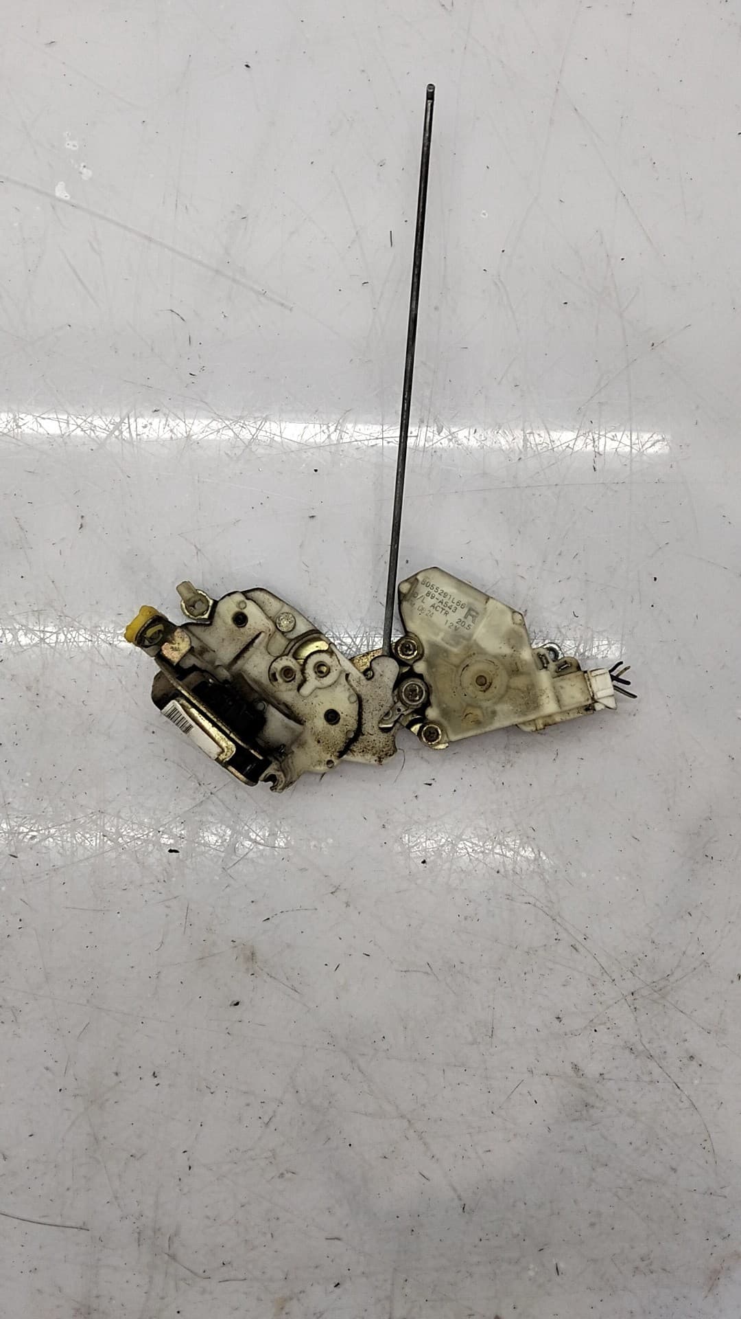 Cerradura puerta delantera derecha NISSAN TERRANO (WD21)