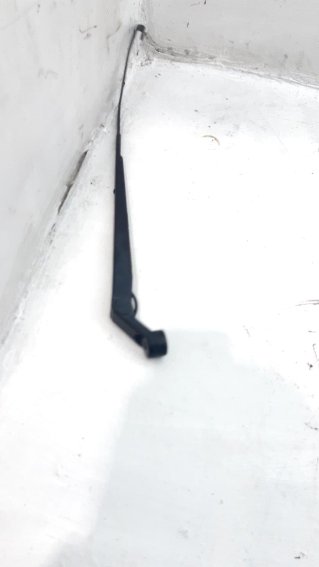 Brazo limpia delantero izquierdo SUZUKI SWIFT SF BERLINA (EA)