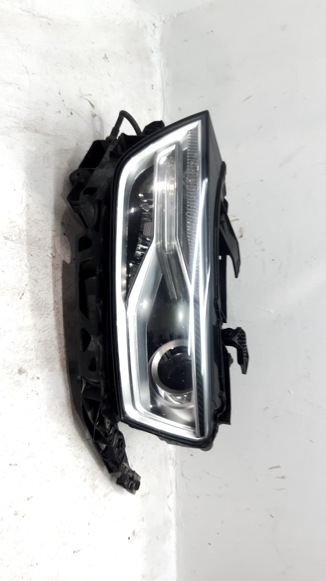 Faro izquierdo AUDI Q3 (8U)
