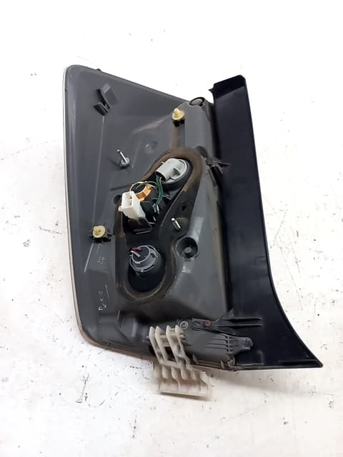 Piloto trasero derecho TOYOTA PRIUS (NHW30)
