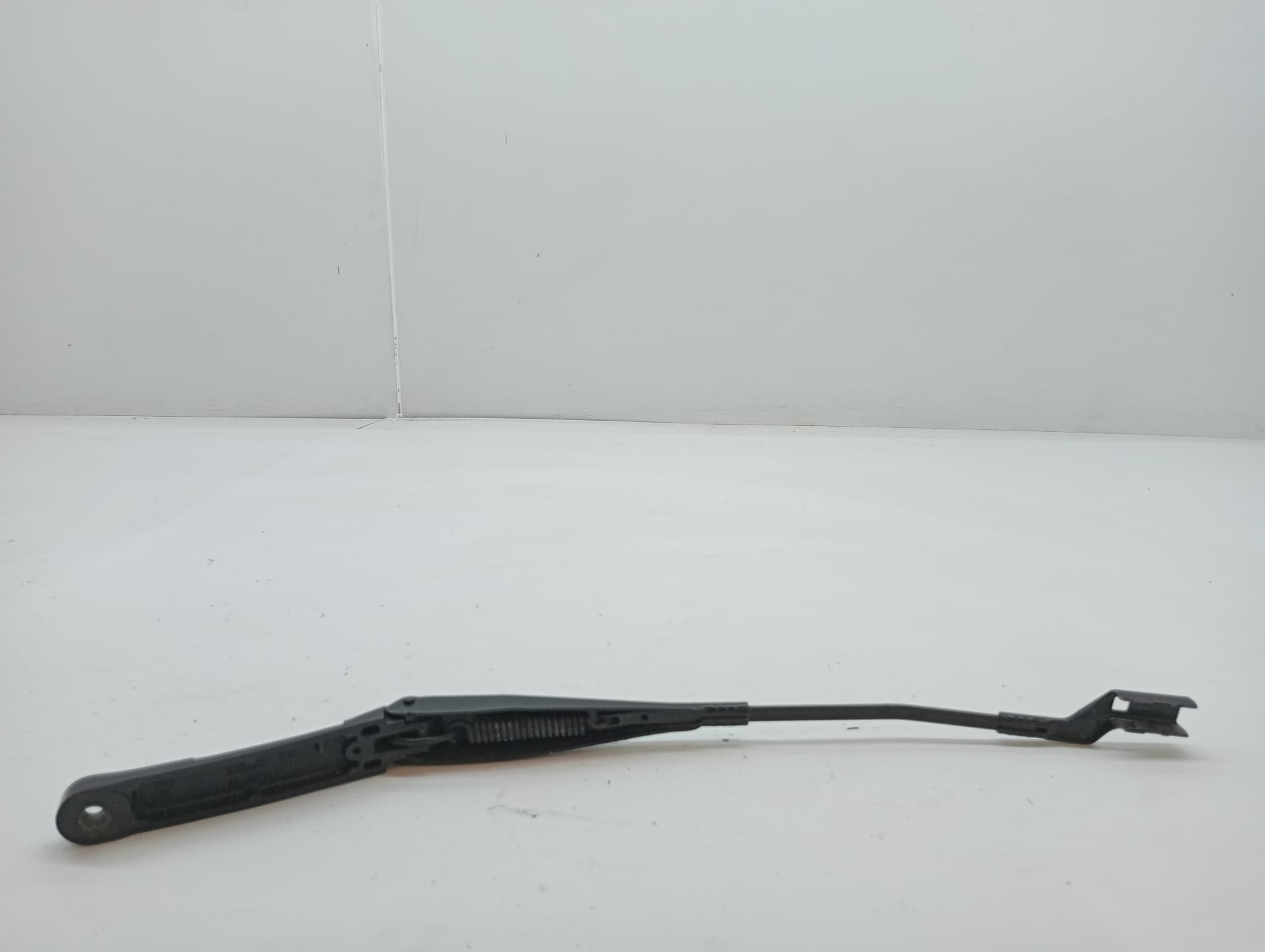 Brazo limpia delantero izquierdo VOLKSWAGEN T-CROSS 3