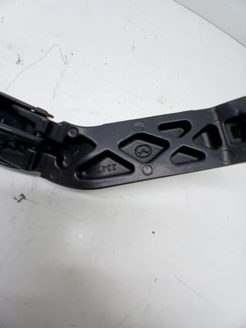 Brazo limpia delantero izquierdo MAZDA 6 2