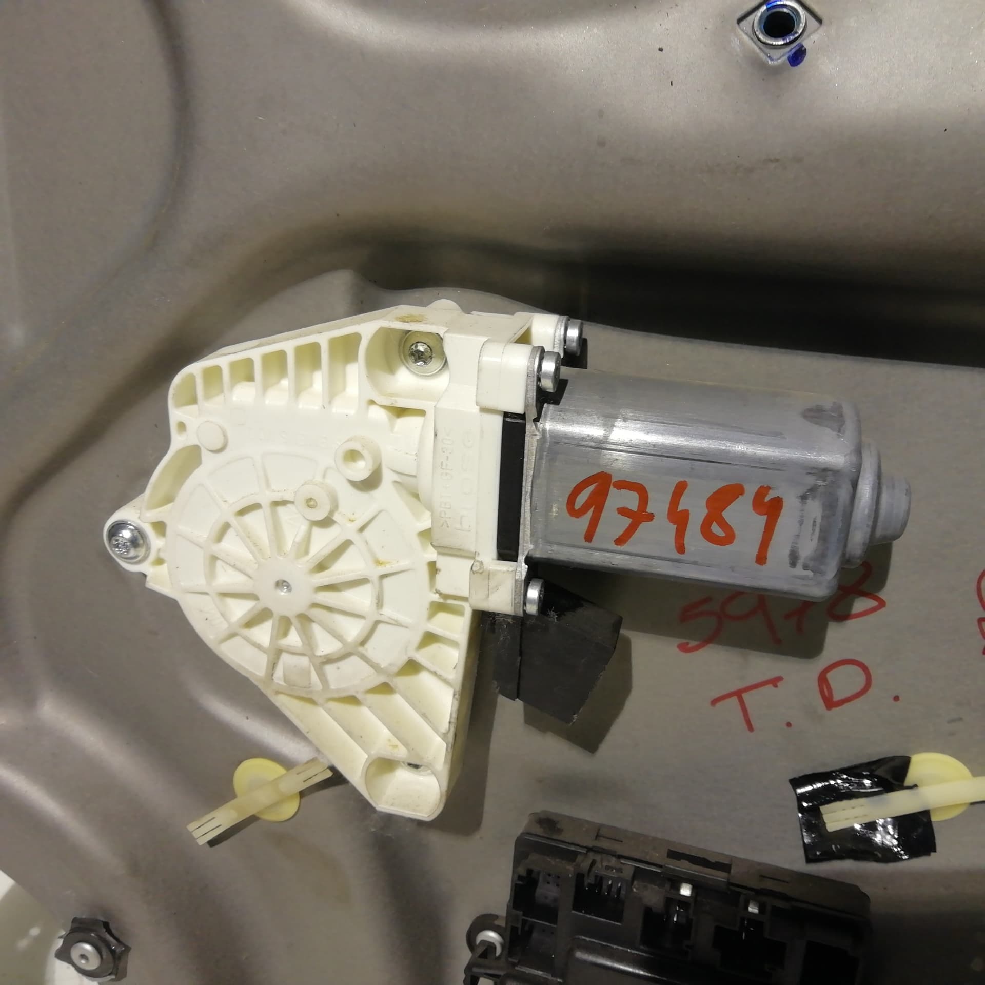 Motor elevalunas delantero derecho MERCEDES-BENZ CLASE A (W169) 3