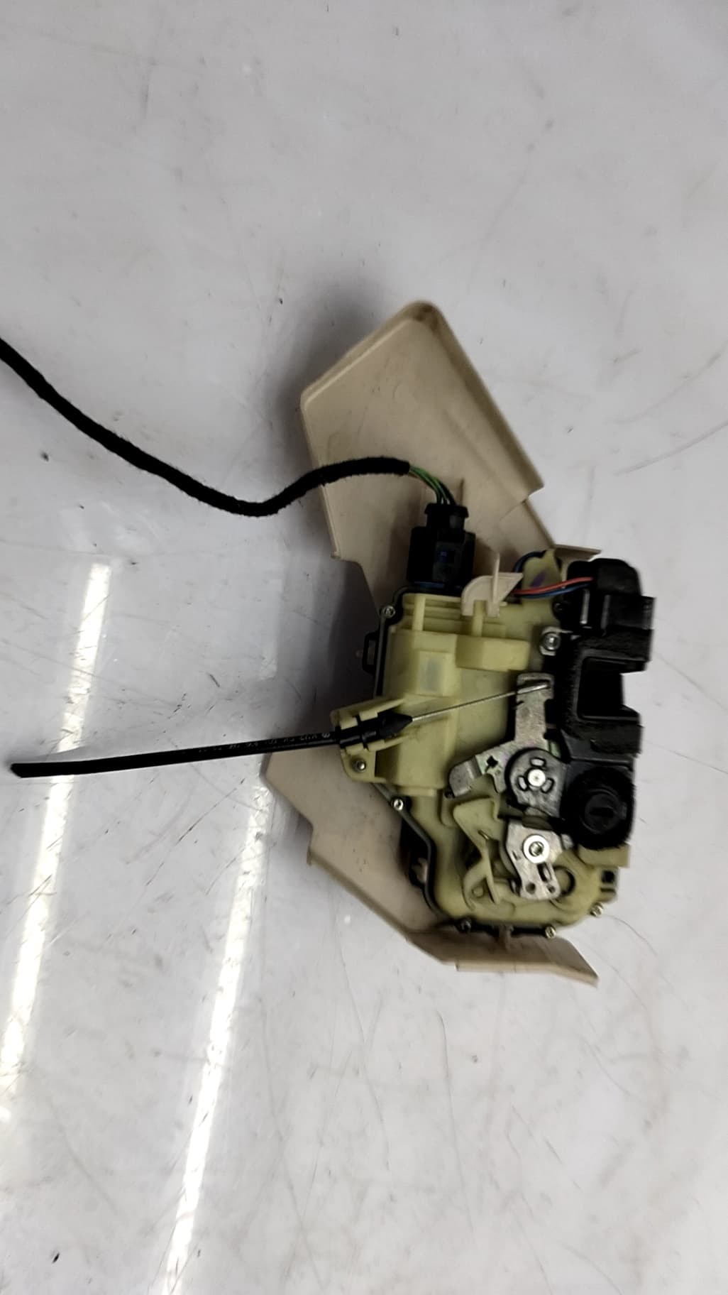 Cerradura puerta trasera izquierda VOLKSWAGEN POLO (9N1) 4