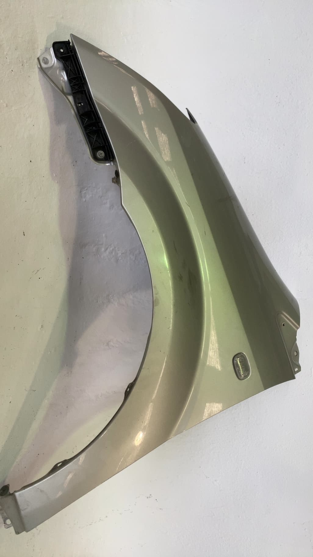 Aleta delantera izquierda TOYOTA COROLLA VERSO (R1)