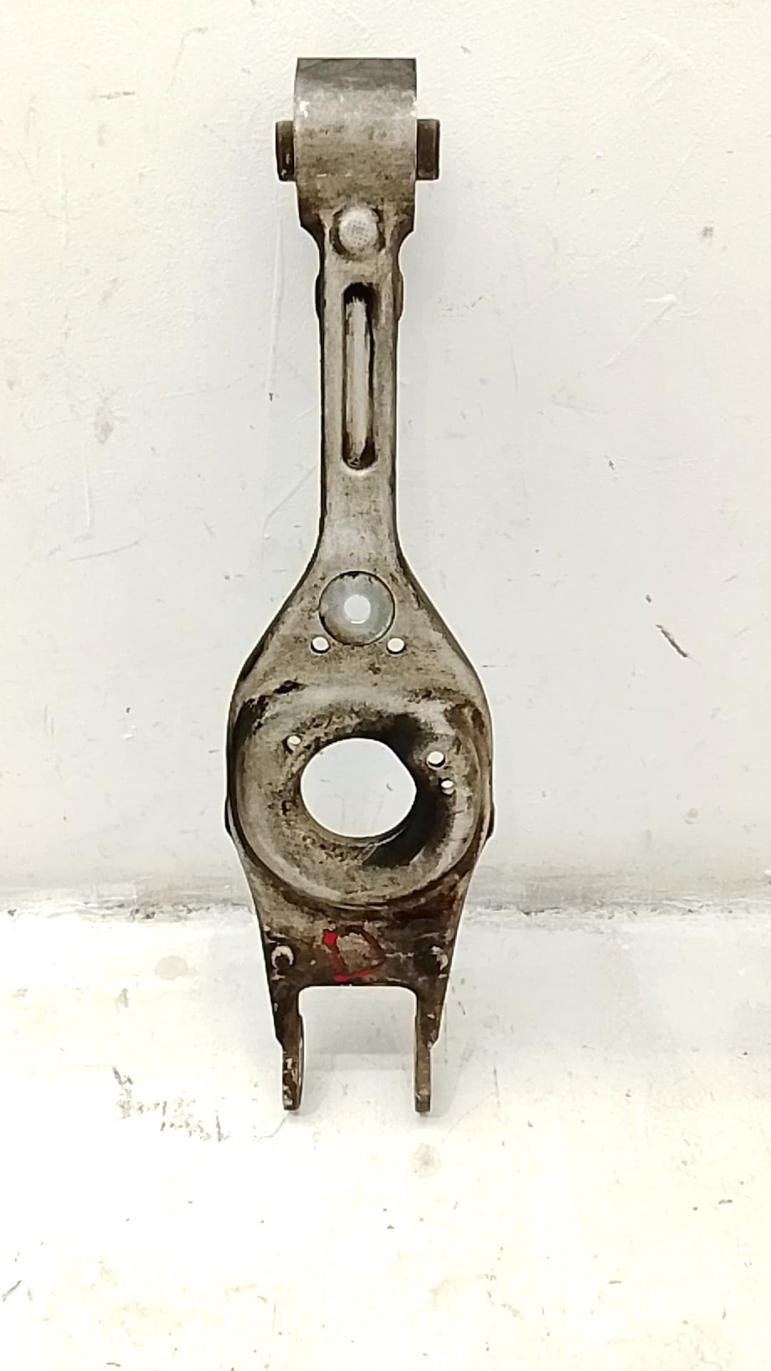 Brazo suspension inferior trasero derecho HYUNDAI I40