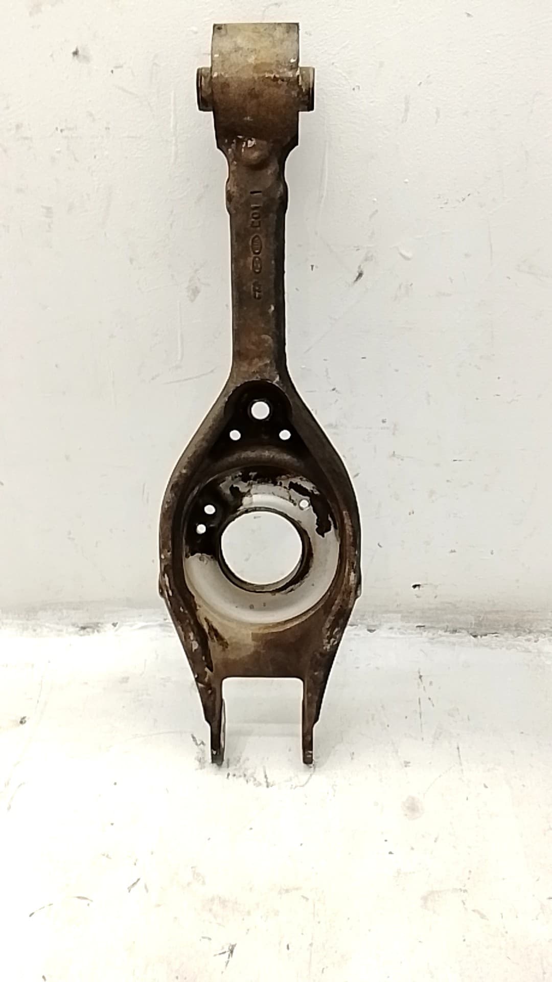 Brazo suspension inferior trasero derecho HYUNDAI I40 3