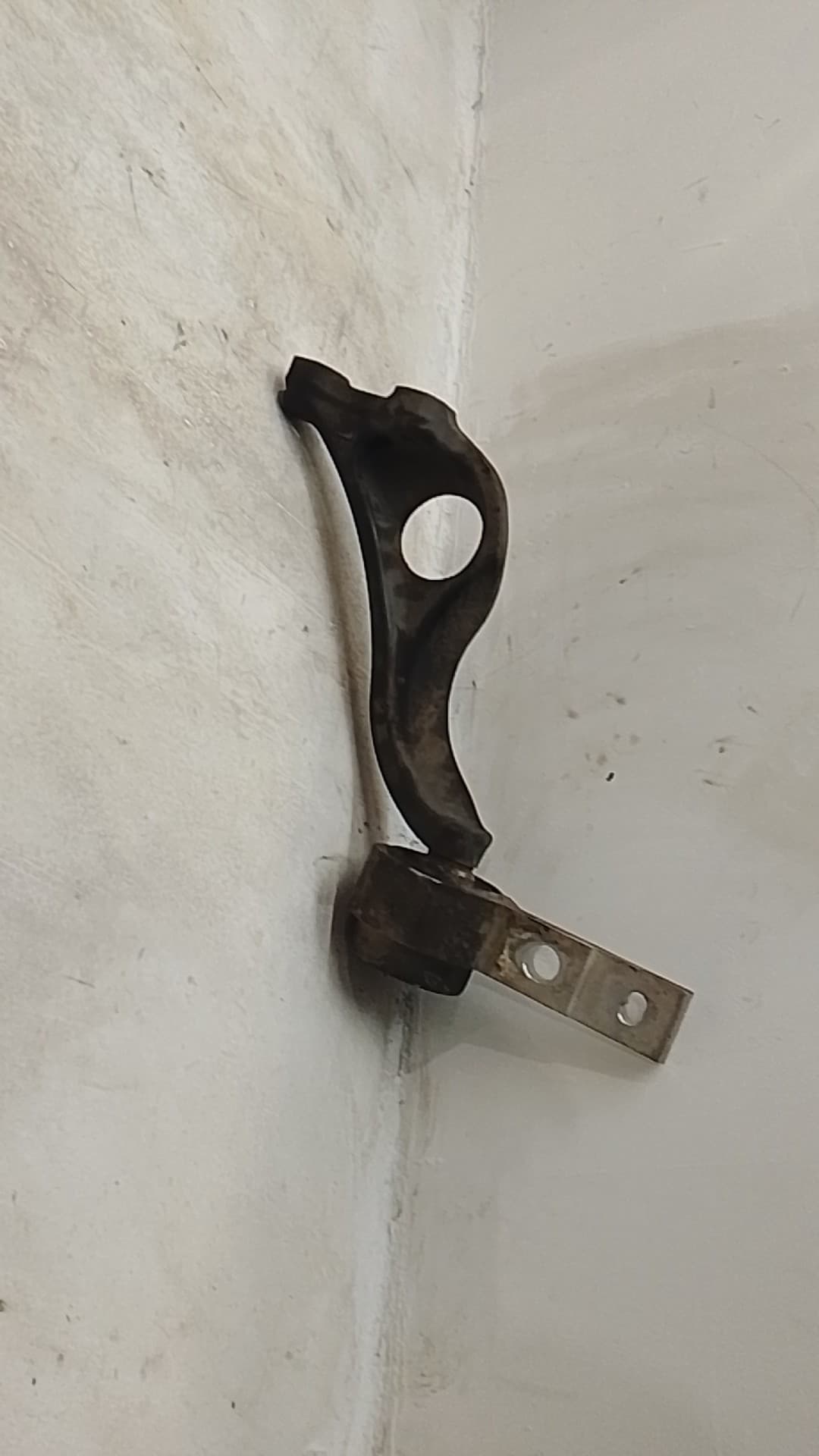 Brazo suspension inferior delantero izquierdo MAZDA 6 BERLINA (GG)