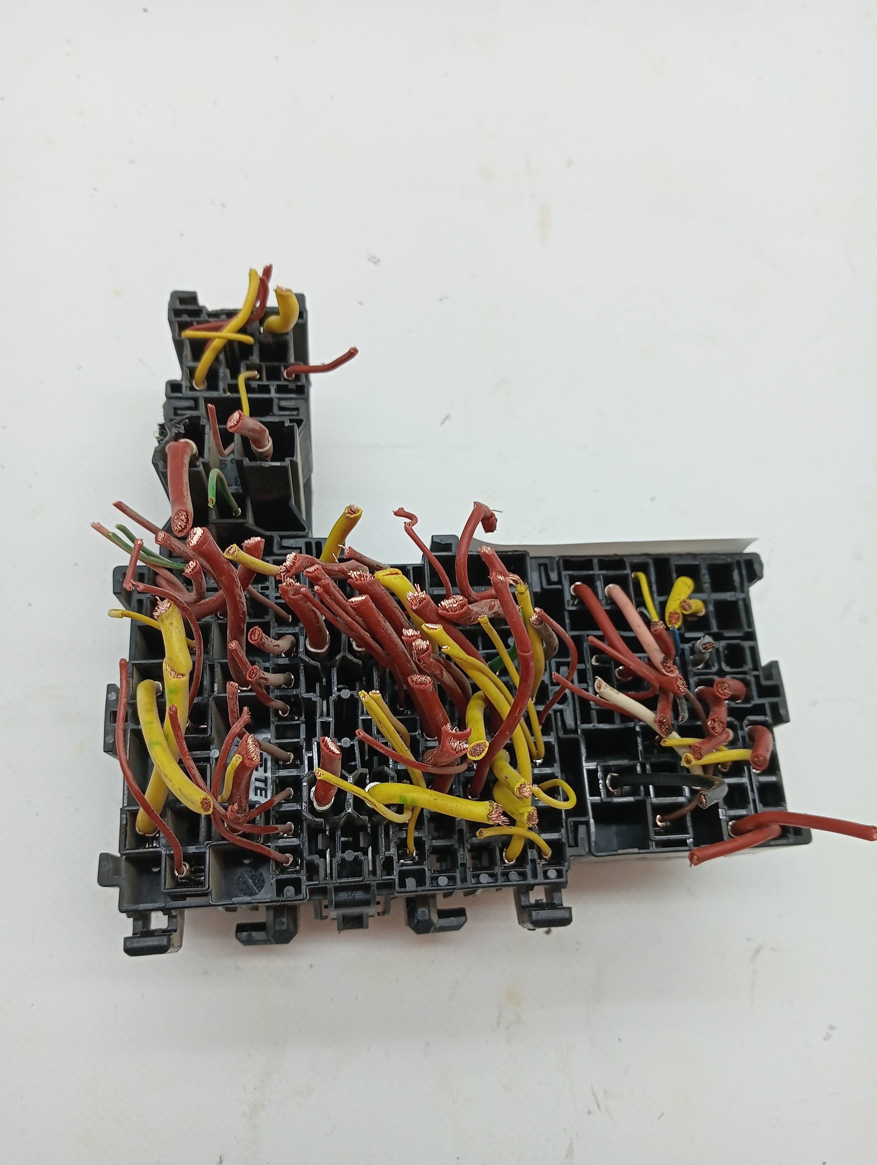 Caja reles / fusibles RENAULT CAPTUR II 3
