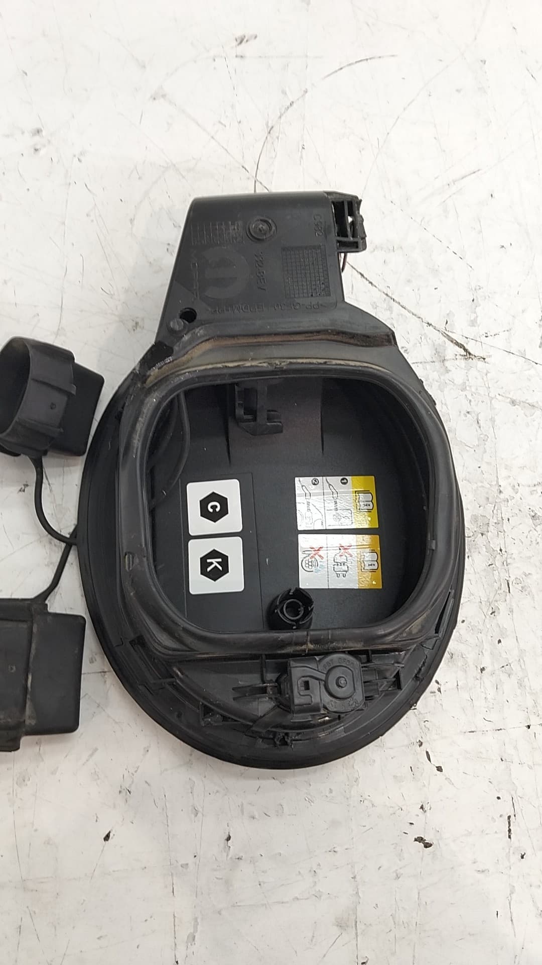 Tapa exterior combustible FIAT 500E 2
