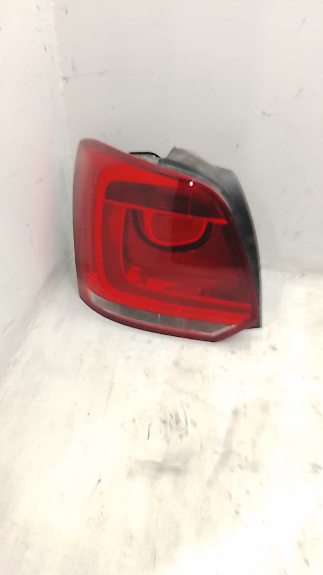 Piloto trasero izquierdo VOLKSWAGEN POLO (6R1)