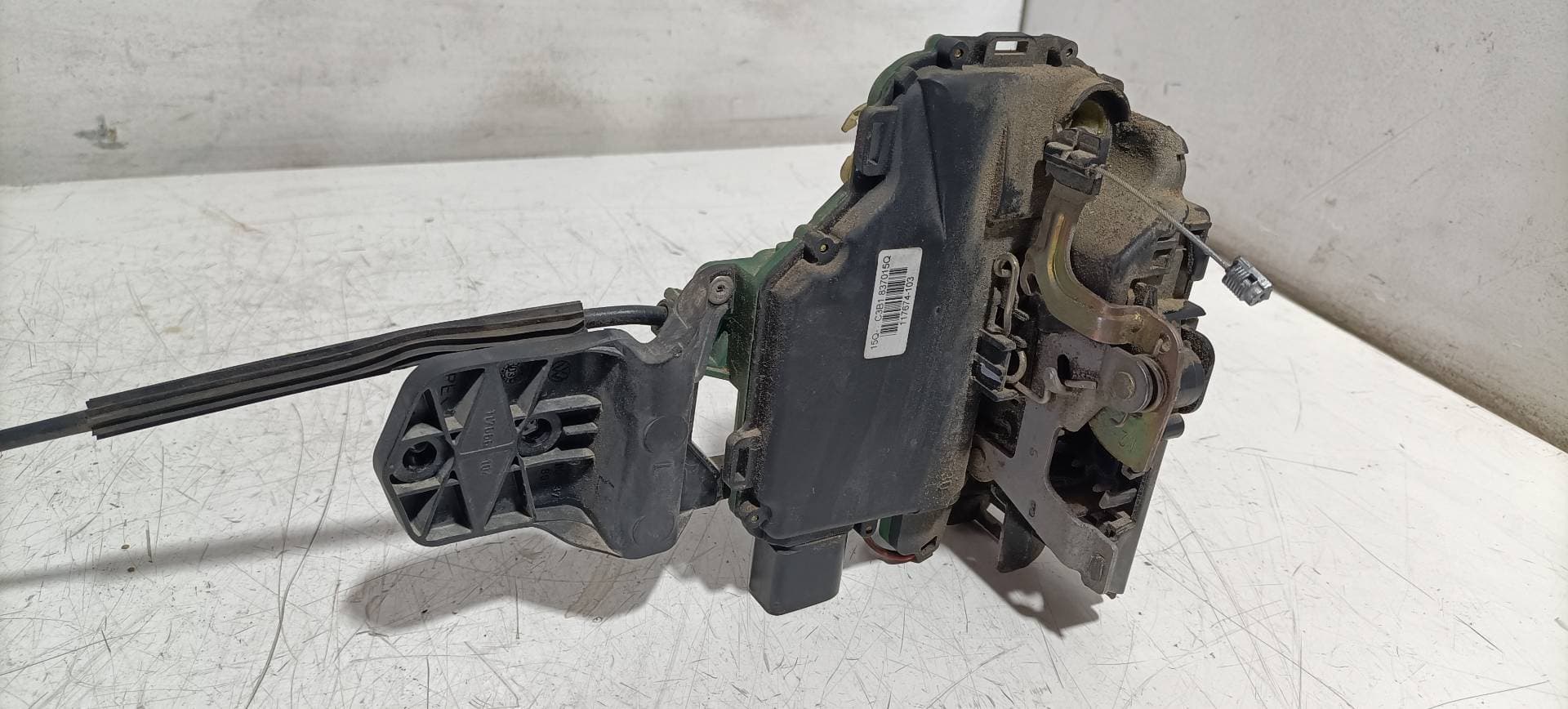 Cerradura puerta delantera izquierda VOLKSWAGEN PASSAT BERLINA (3B3) 3