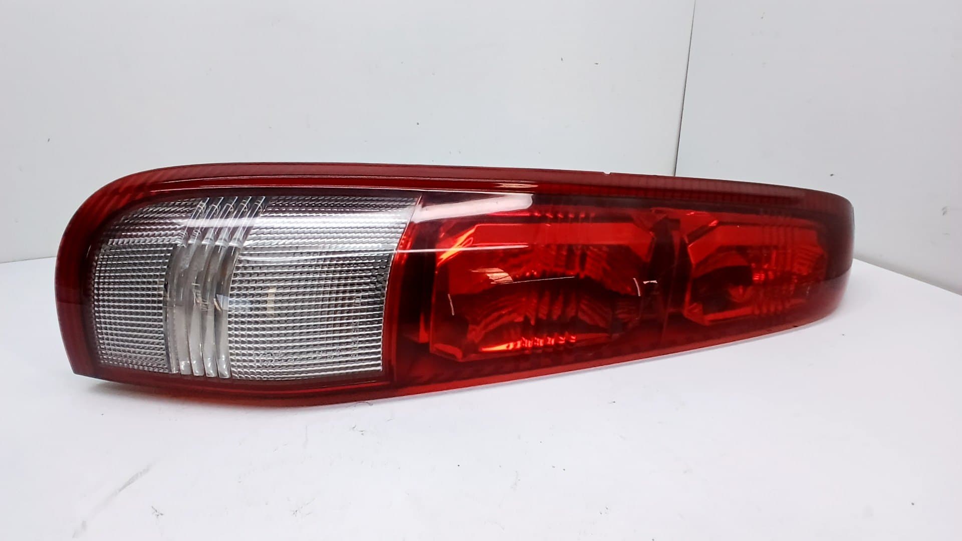 Piloto trasero izquierdo NISSAN X-TRAIL (T30)