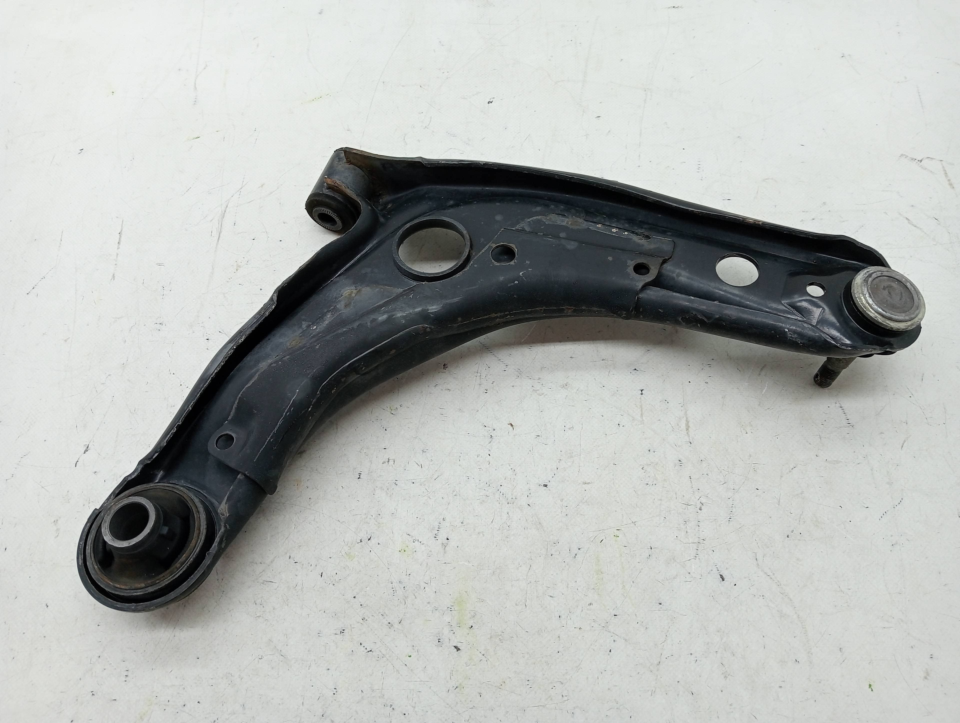 Brazo suspension inferior delantero izquierdo TOYOTA YARIS 2