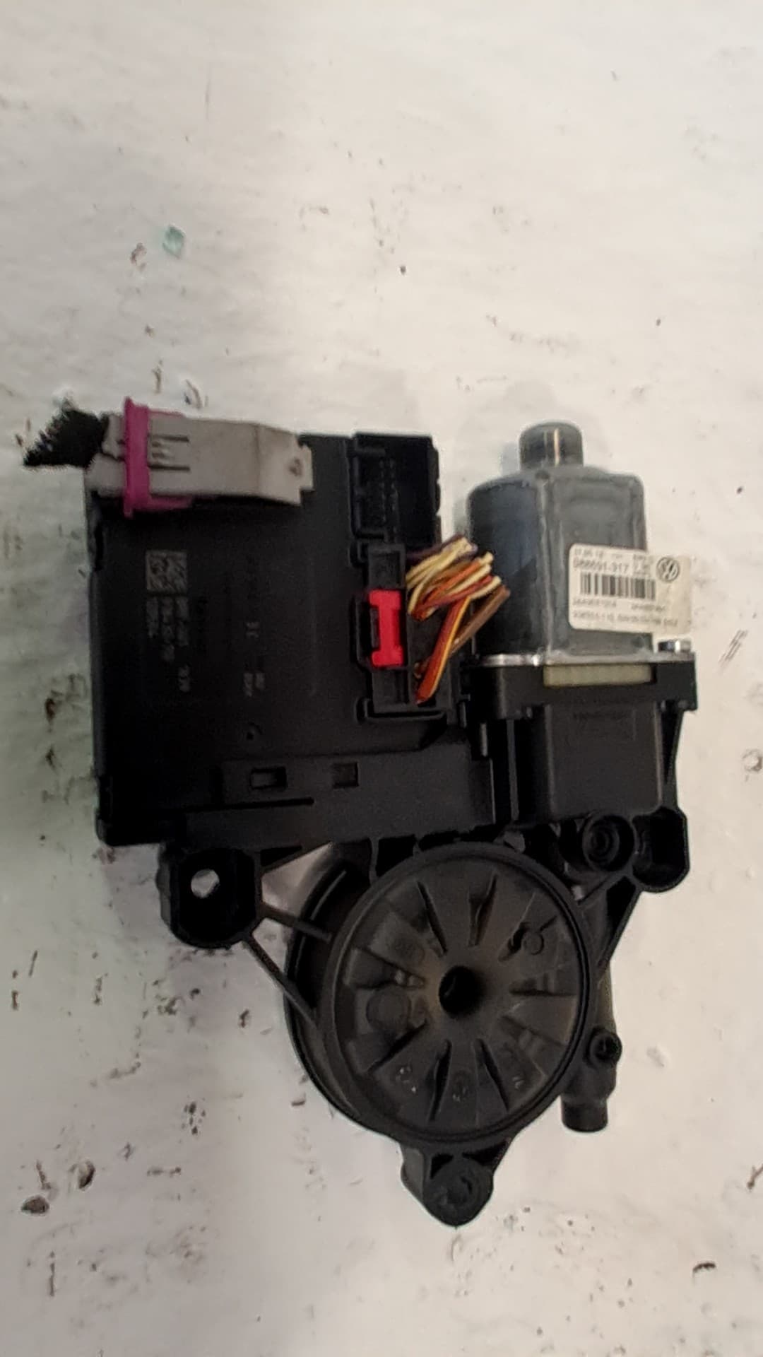 Motor elevalunas delantero izquierdo VOLKSWAGEN PASSAT B7 VARIANT (365) 2