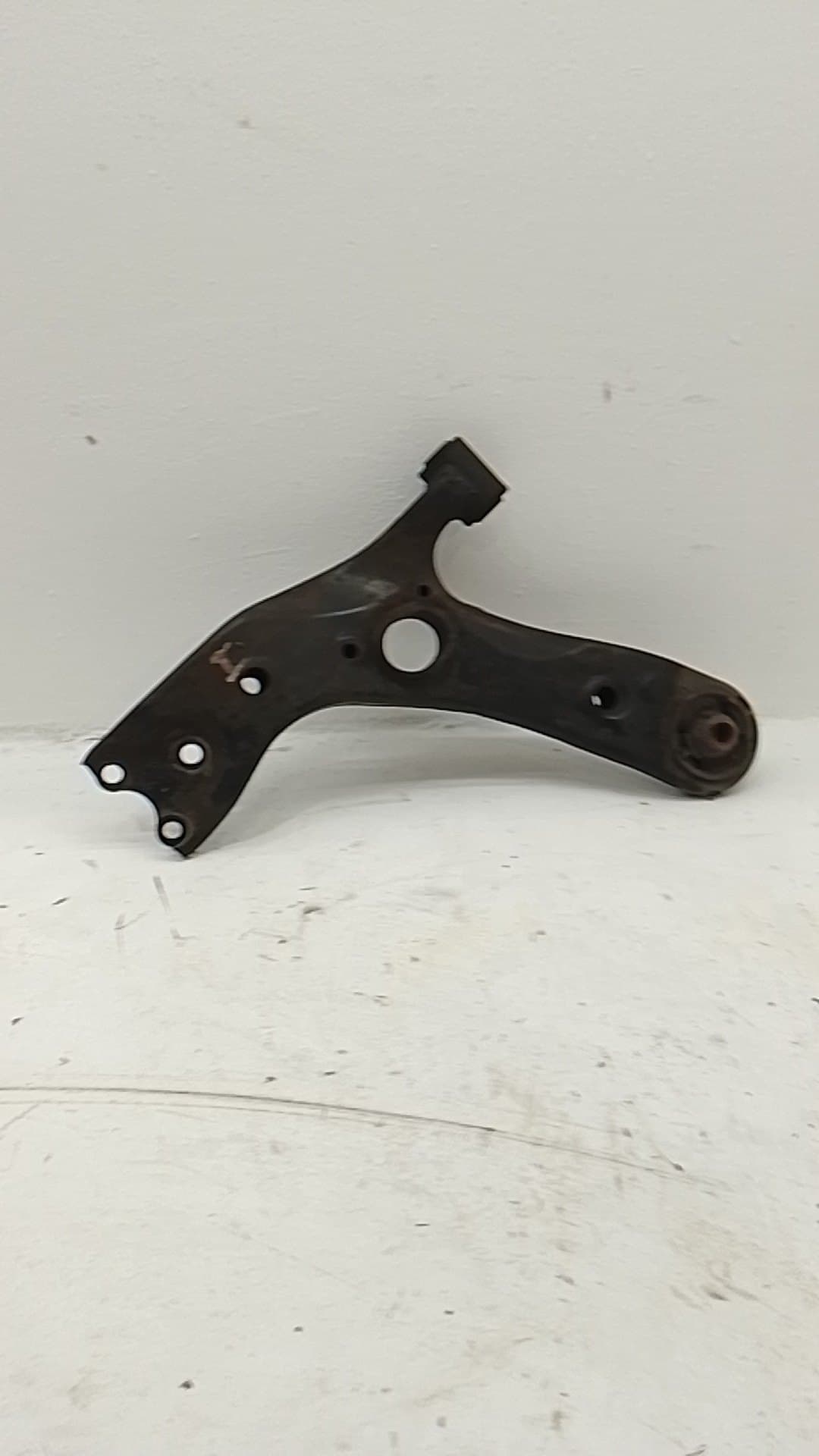 Brazo suspension inferior delantero izquierdo TOYOTA VERSO-S