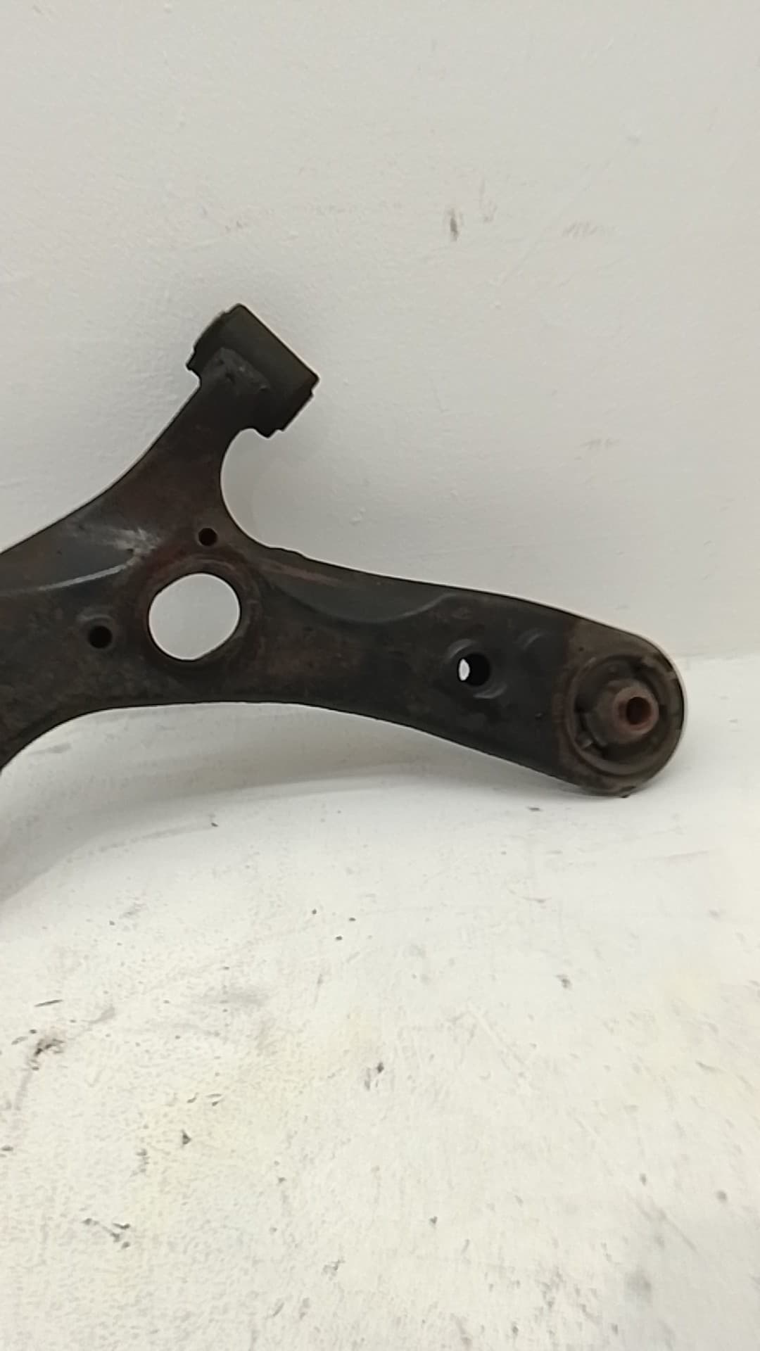 Brazo suspension inferior delantero izquierdo TOYOTA VERSO-S 2