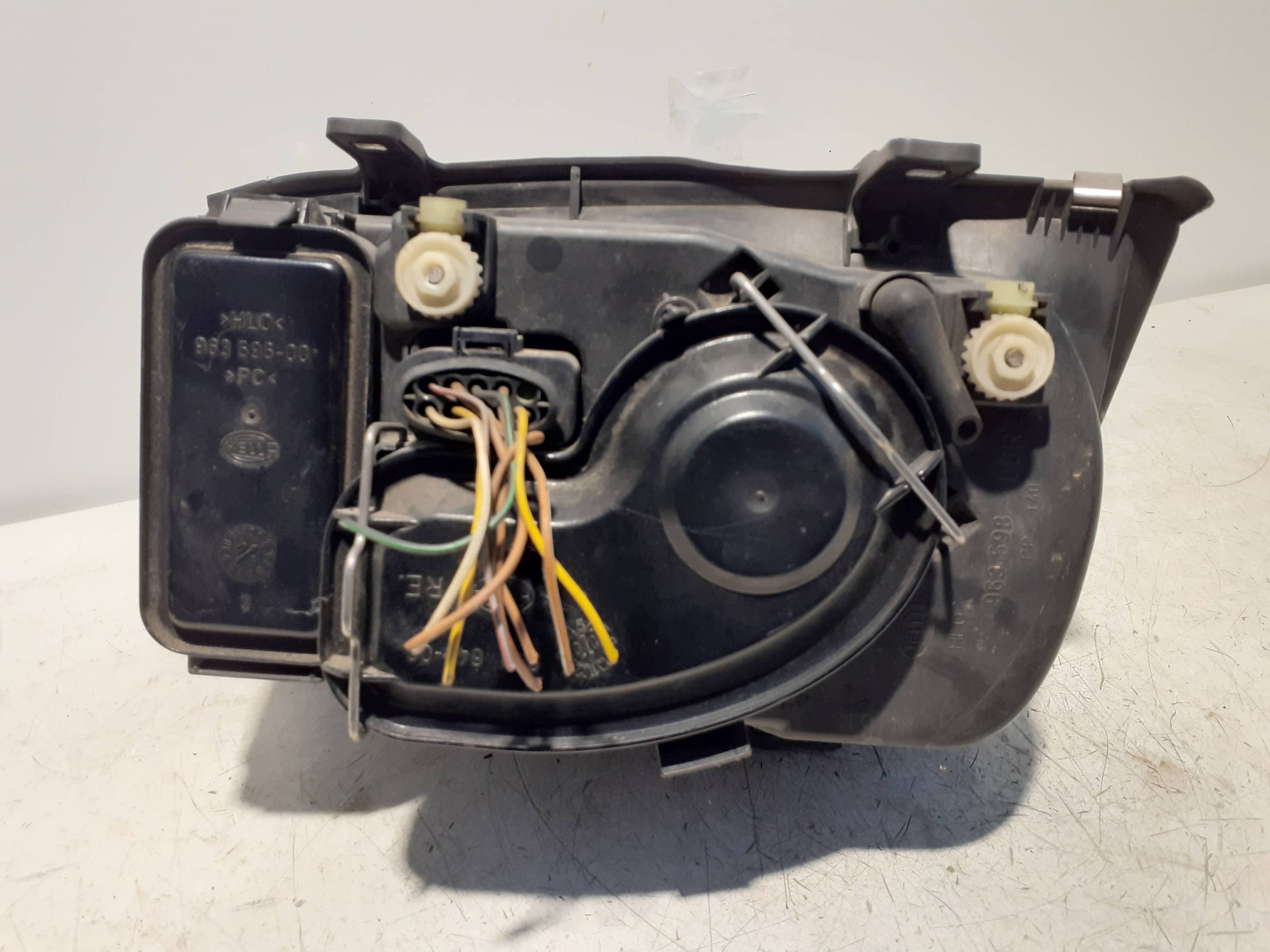 Faro derecho VOLKSWAGEN BORA BERLINA (1J2) 2
