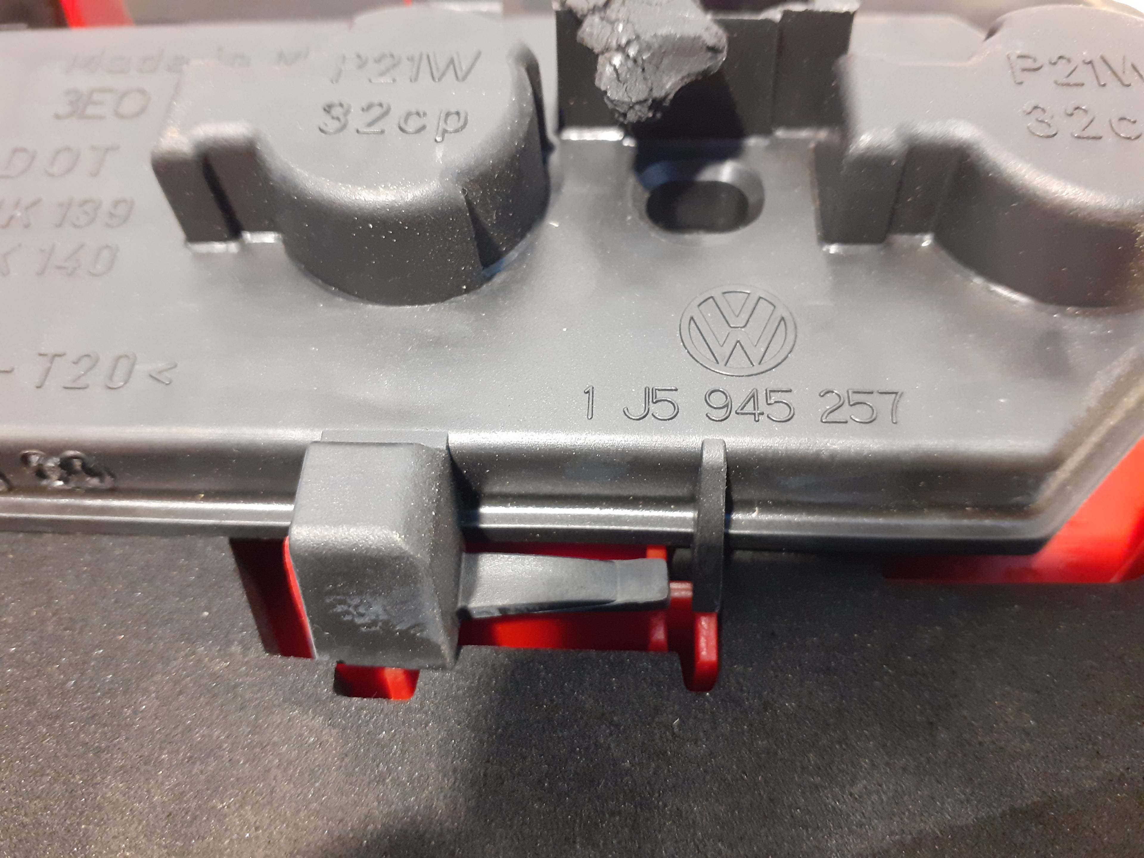 Piloto trasero derecho VOLKSWAGEN BORA BERLINA (1J2) 2